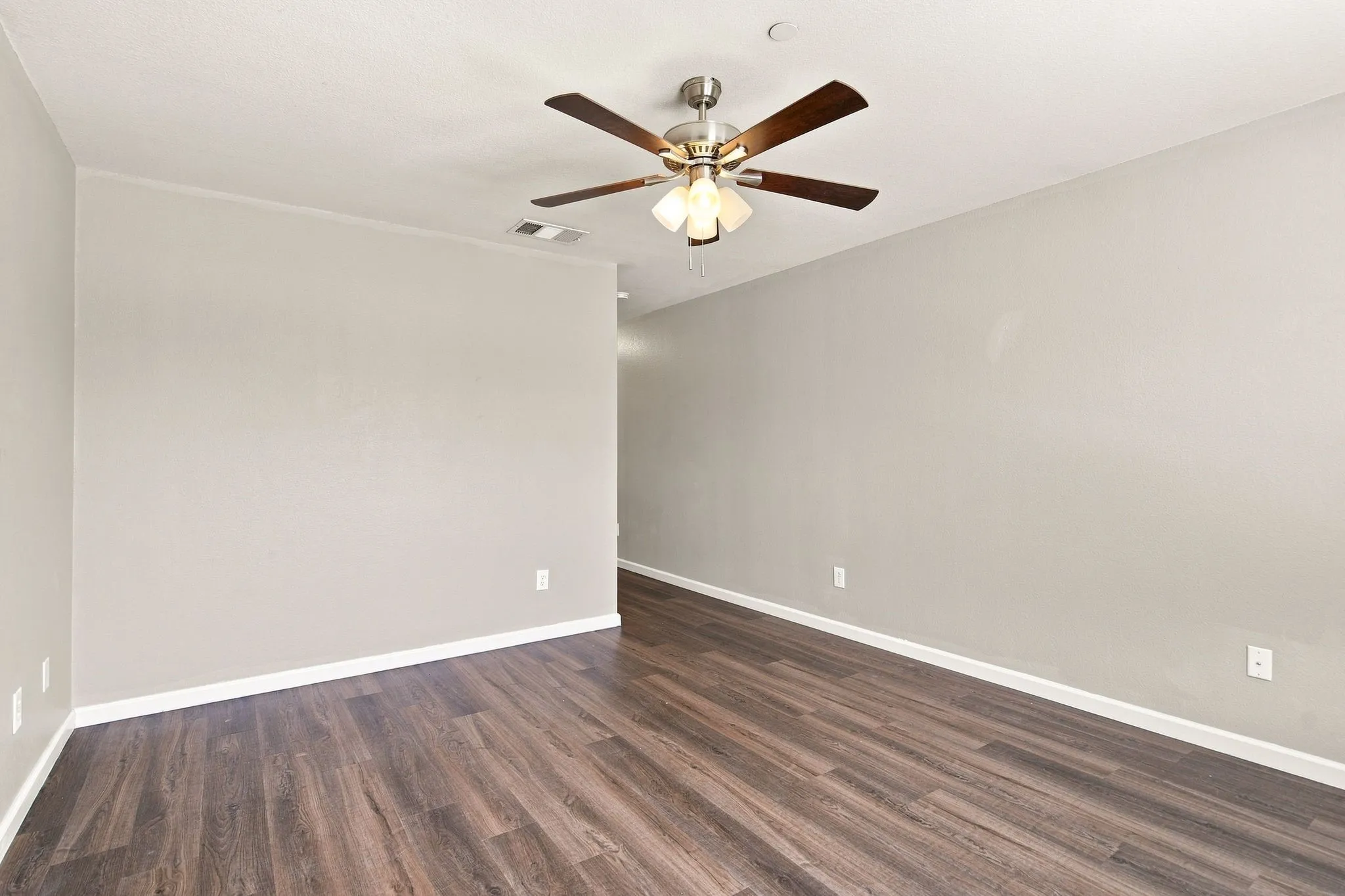 Townhouse For Rent in Collin County , 10017 Monastery Drive, Plano, Texas 75025, 3 Bedroom, 3 Bathroom, 2 Garage spaces, 1,597 Sqft, built in 2003, Price $2,300, mls#21362287, Real Estate Agent in Plano, Homes For Rent in Collin county, Homes For Rent in Plano, Realtor in Plano Texas, Real Estate Brokerage Independent Realty Texas, Luminita Cordes Realtor