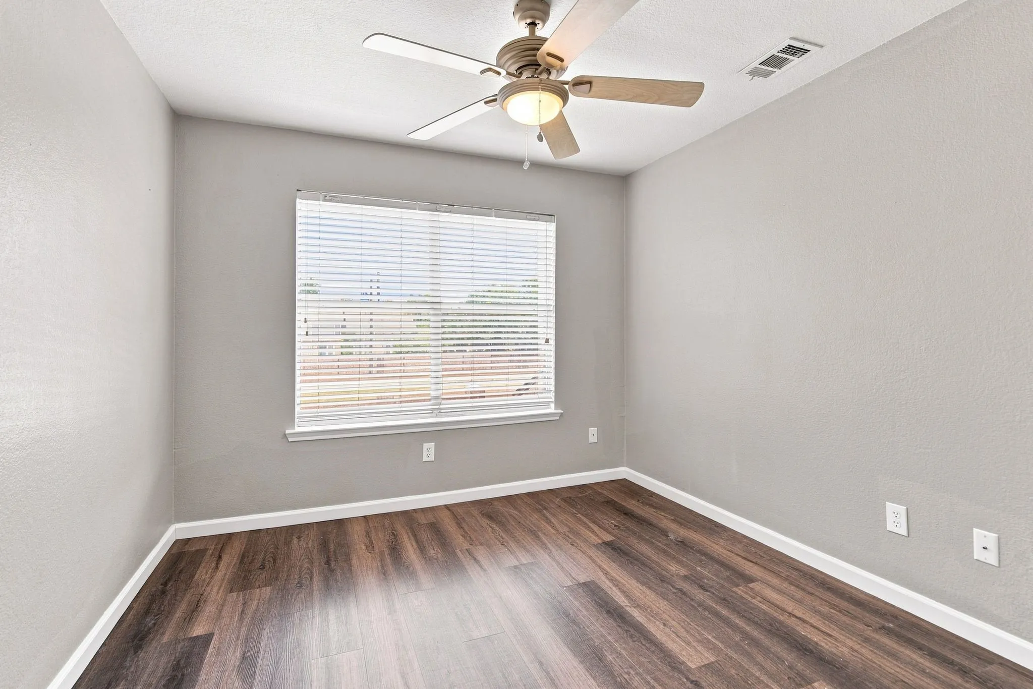 Townhouse For Rent in Collin County , 10017 Monastery Drive, Plano, Texas 75025, 3 Bedroom, 3 Bathroom, 2 Garage spaces, 1,597 Sqft, built in 2003, Price $2,300, mls#21362287, Real Estate Agent in Plano, Homes For Rent in Collin county, Homes For Rent in Plano, Realtor in Plano Texas, Real Estate Brokerage Independent Realty Texas, Luminita Cordes Realtor