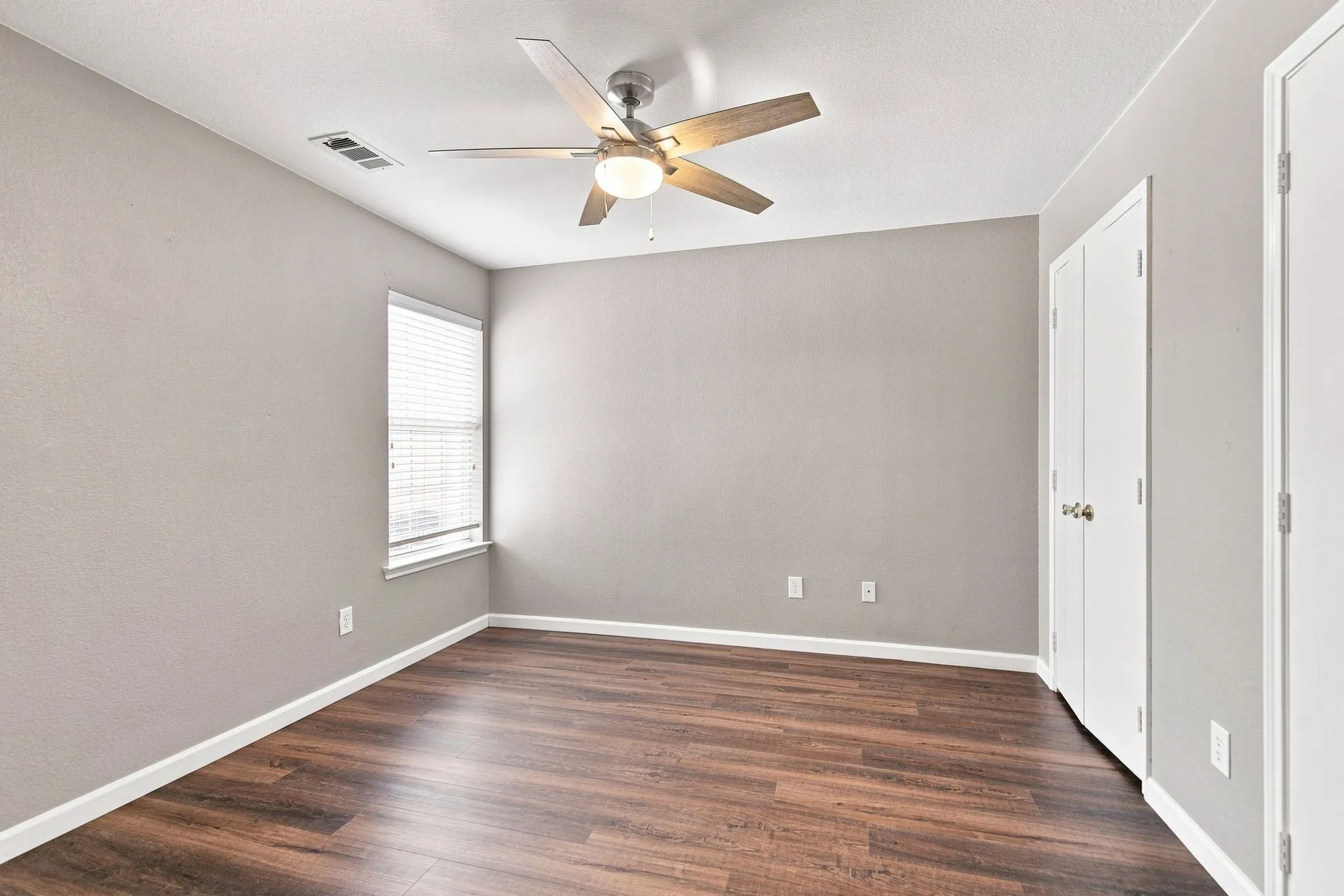 Townhouse For Rent in Collin County , 10017 Monastery Drive, Plano, Texas 75025, 3 Bedroom, 3 Bathroom, 2 Garage spaces, 1,597 Sqft, built in 2003, Price $2,300, mls#21362287, Real Estate Agent in Plano, Homes For Rent in Collin county, Homes For Rent in Plano, Realtor in Plano Texas, Real Estate Brokerage Independent Realty Texas, Luminita Cordes Realtor