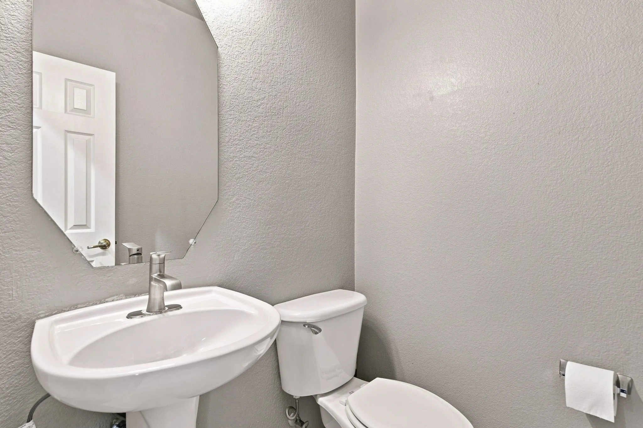 Townhouse For Rent in Collin County , 10017 Monastery Drive, Plano, Texas 75025, 3 Bedroom, 3 Bathroom, 2 Garage spaces, 1,597 Sqft, built in 2003, Price $2,300, mls#21362287, Real Estate Agent in Plano, Homes For Rent in Collin county, Homes For Rent in Plano, Realtor in Plano Texas, Real Estate Brokerage Independent Realty Texas, Luminita Cordes Realtor