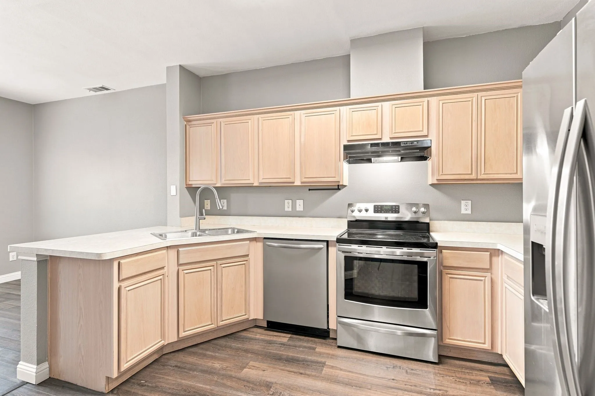 Townhouse For Rent in Collin County , 10017 Monastery Drive, Plano, Texas 75025, 3 Bedroom, 3 Bathroom, 2 Garage spaces, 1,597 Sqft, built in 2003, Price $2,300, mls#21362287, Real Estate Agent in Plano, Homes For Rent in Collin county, Homes For Rent in Plano, Realtor in Plano Texas, Real Estate Brokerage Independent Realty Texas, Luminita Cordes Realtor