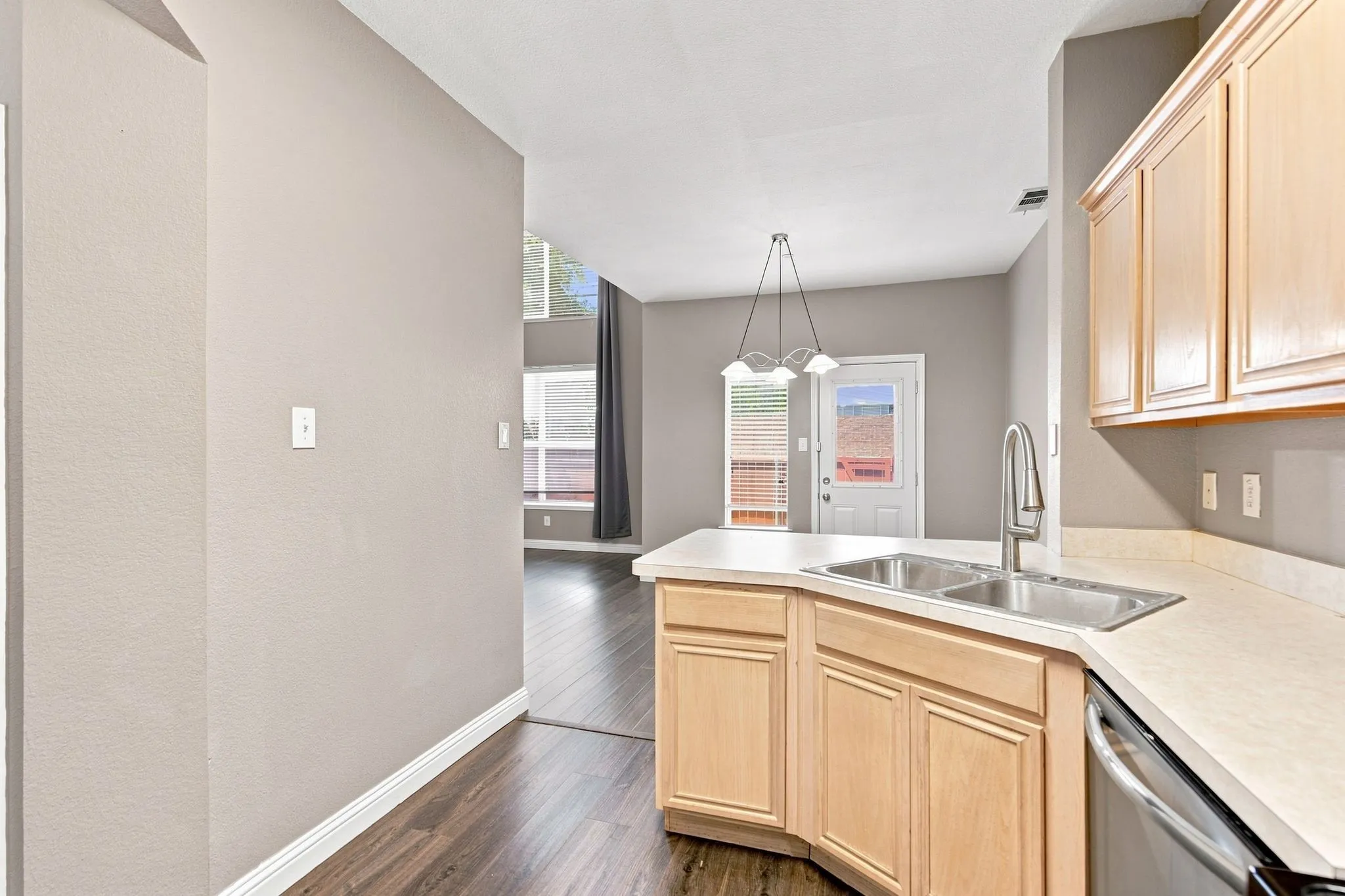 Townhouse For Rent in Collin County , 10017 Monastery Drive, Plano, Texas 75025, 3 Bedroom, 3 Bathroom, 2 Garage spaces, 1,597 Sqft, built in 2003, Price $2,300, mls#21362287, Real Estate Agent in Plano, Homes For Rent in Collin county, Homes For Rent in Plano, Realtor in Plano Texas, Real Estate Brokerage Independent Realty Texas, Luminita Cordes Realtor