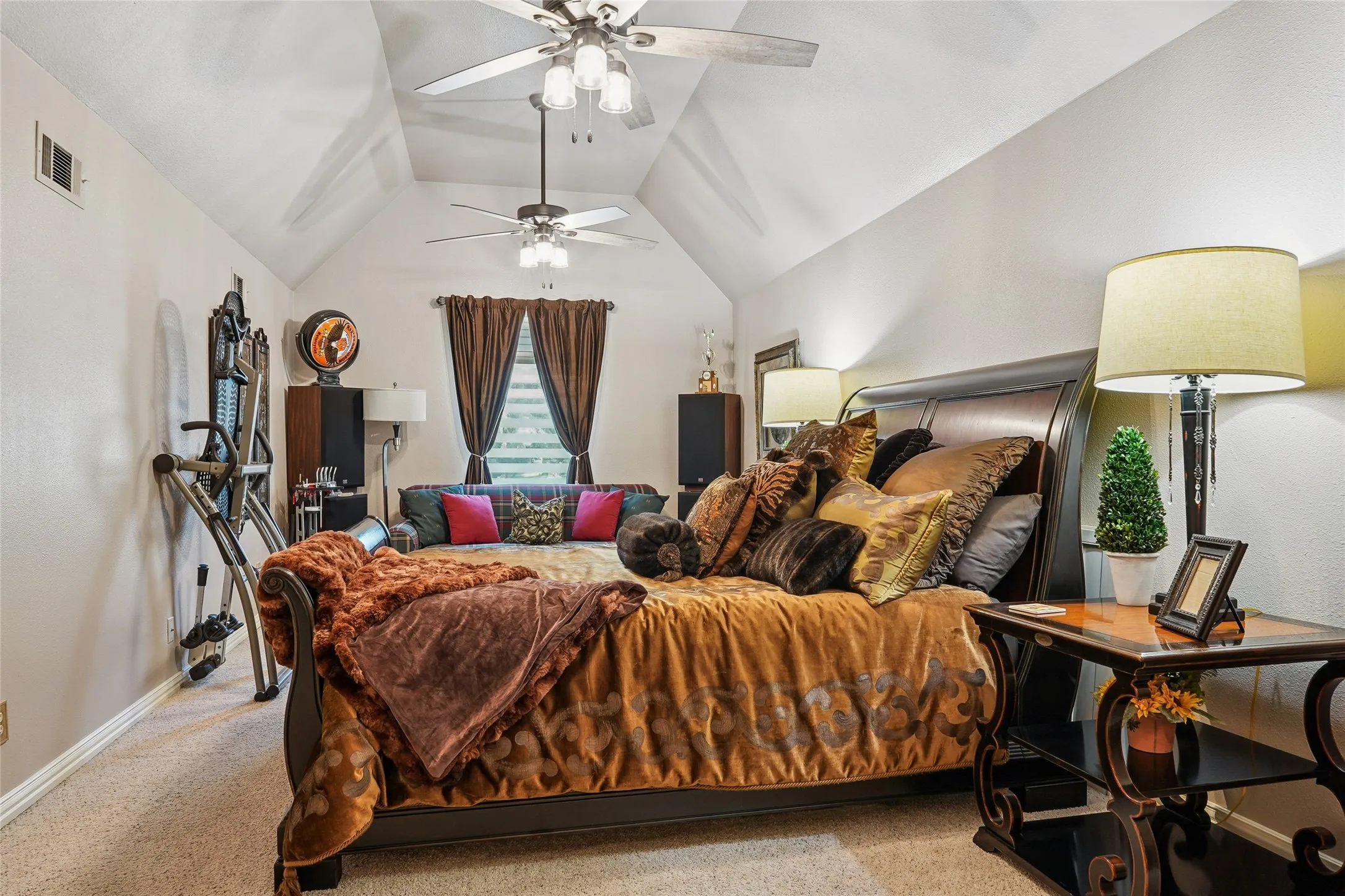 Single Family Residence For Sale in Tarrant County , 14 Jamie Court, Trophy Club, Texas 76262, 3 Bedroom, 3 Bathroom, 2 Garage spaces, 3,651 Sqft, built in 2002, mls#21359865, Real Estate Agent in Trophy Club, Homes For Sale in Tarrant county, Homes For Sale in Trophy Club, Realtor in Trophy Club Texas, Real Estate Brokerage Independent Realty Texas, Luminita Cordes Realtor