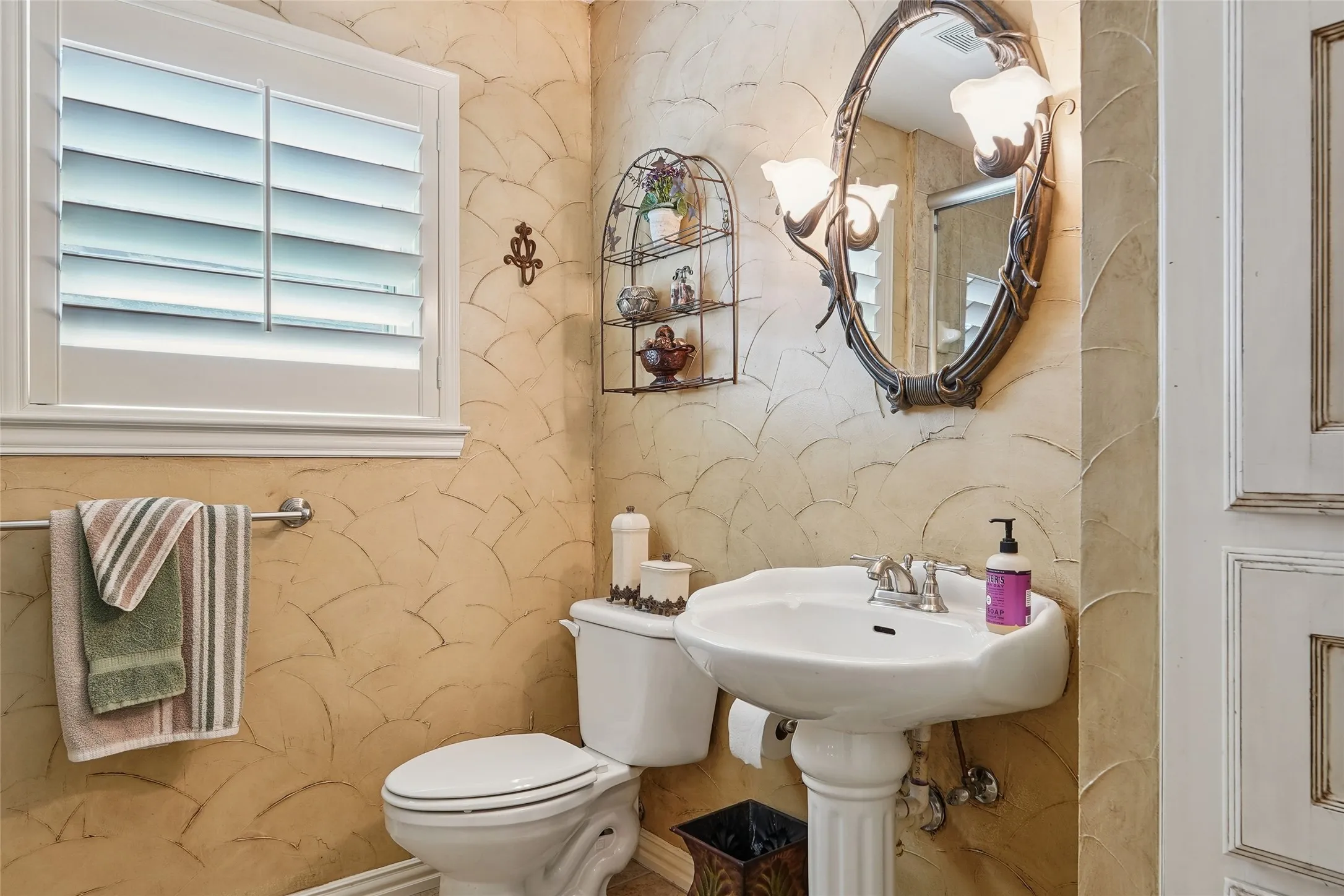 Single Family Residence For Sale in Tarrant County , 14 Jamie Court, Trophy Club, Texas 76262, 3 Bedroom, 3 Bathroom, 2 Garage spaces, 3,651 Sqft, built in 2002, mls#21359865, Real Estate Agent in Trophy Club, Homes For Sale in Tarrant county, Homes For Sale in Trophy Club, Realtor in Trophy Club Texas, Real Estate Brokerage Independent Realty Texas, Luminita Cordes Realtor