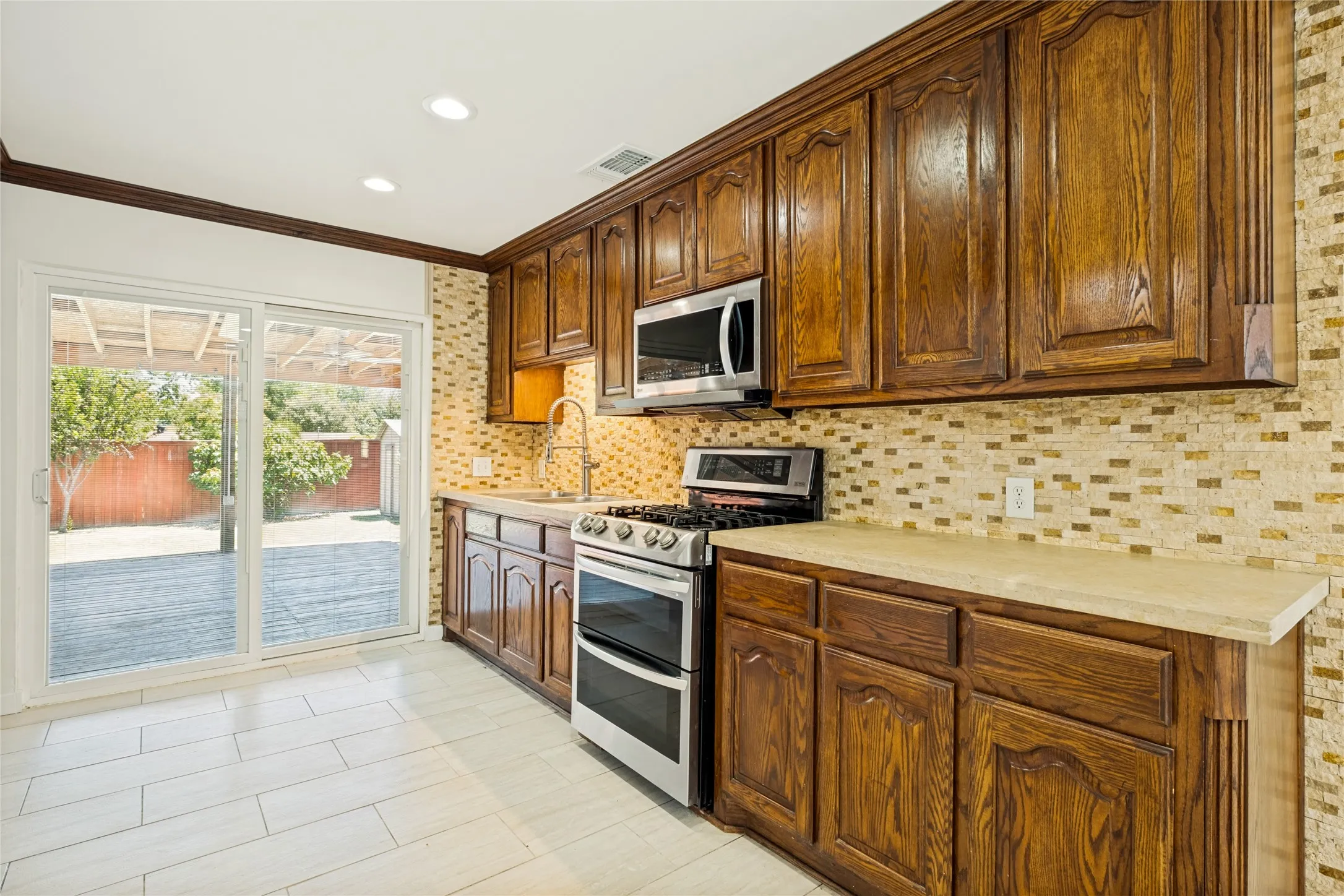 Single Family Residence For Sale in Dallas County , 4228 Hyde Park Drive, Mesquite, Texas 75150, 3 Bedroom, 3 Bathroom, Garage spaces, 1,396 Sqft, built in 1957, mls#21362312, Real Estate Agent in Mesquite, Homes For Sale in Dallas county, Homes For Sale in Mesquite, Realtor in Mesquite Texas, Real Estate Brokerage Independent Realty Texas, Luminita Cordes Realtor