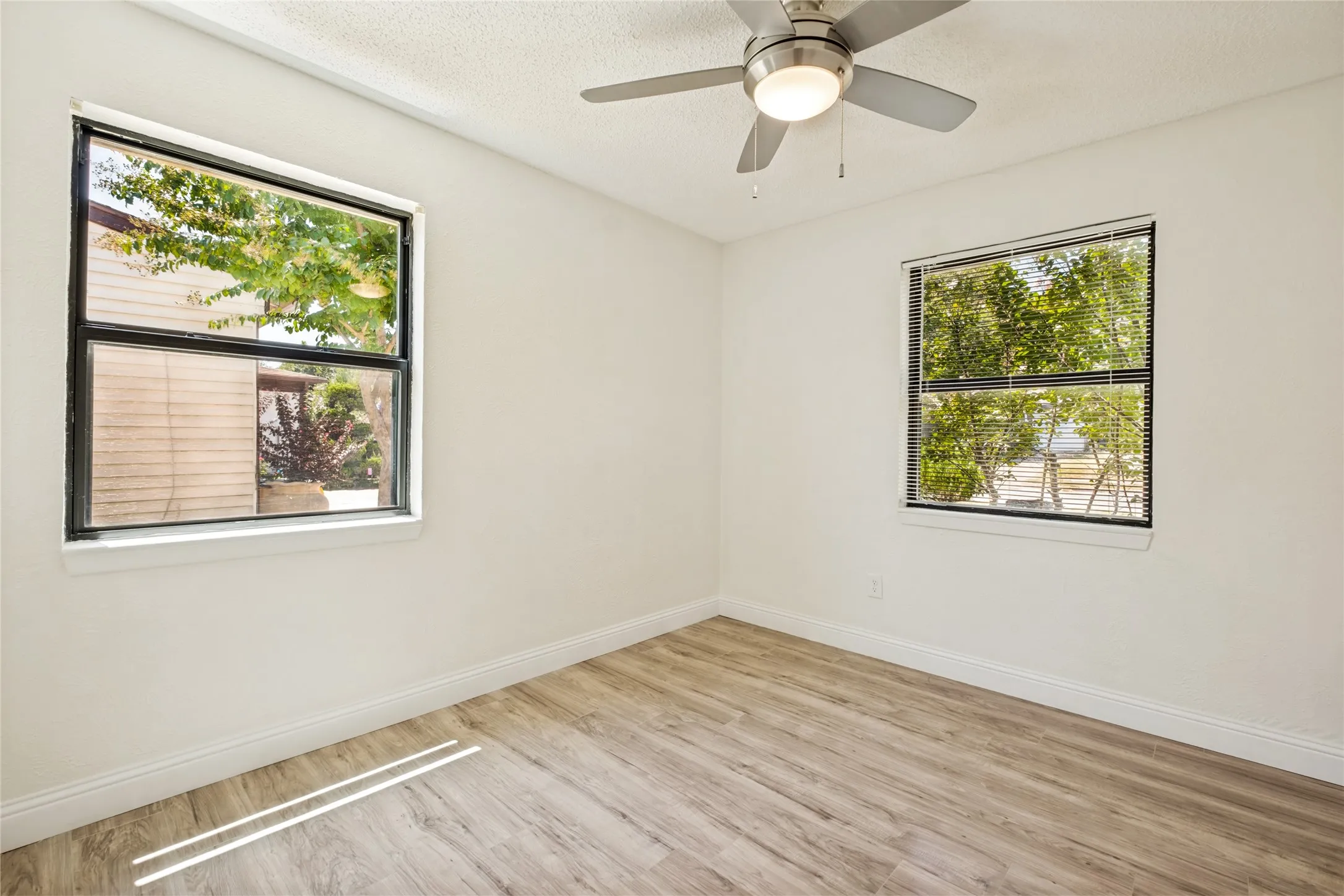 Single Family Residence For Sale in Dallas County , 4228 Hyde Park Drive, Mesquite, Texas 75150, 3 Bedroom, 3 Bathroom, Garage spaces, 1,396 Sqft, built in 1957, mls#21362312, Real Estate Agent in Mesquite, Homes For Sale in Dallas county, Homes For Sale in Mesquite, Realtor in Mesquite Texas, Real Estate Brokerage Independent Realty Texas, Luminita Cordes Realtor