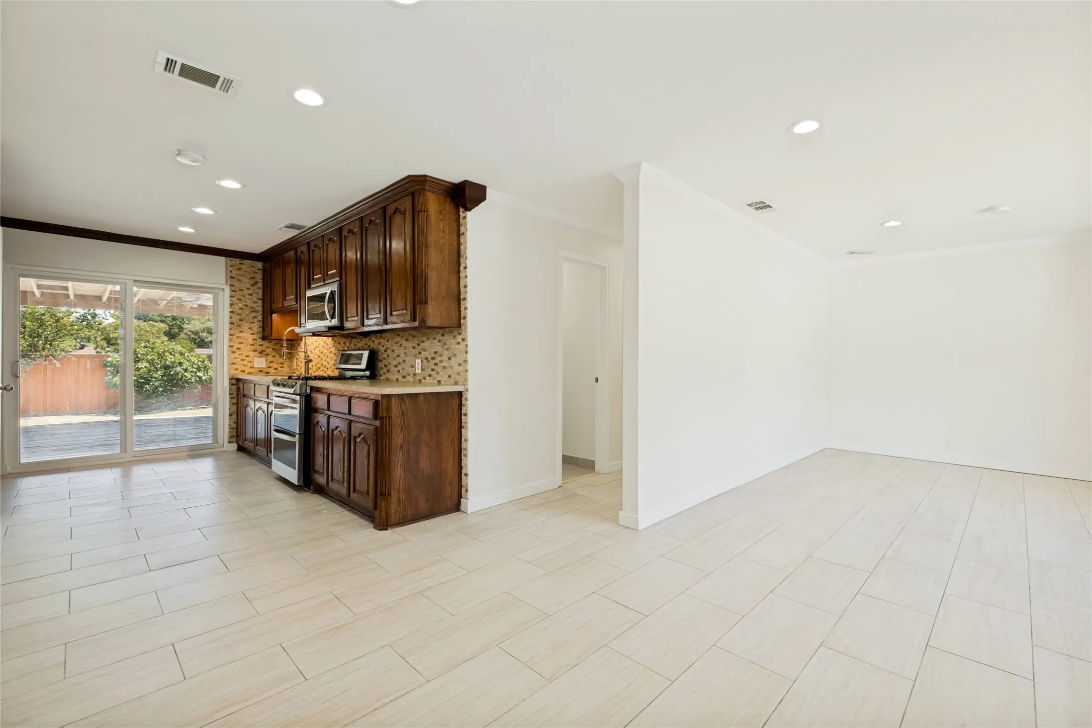 Single Family Residence For Sale in Dallas County , 4228 Hyde Park Drive, Mesquite, Texas 75150, 3 Bedroom, 3 Bathroom, Garage spaces, 1,396 Sqft, built in 1957, mls#21362312, Real Estate Agent in Mesquite, Homes For Sale in Dallas county, Homes For Sale in Mesquite, Realtor in Mesquite Texas, Real Estate Brokerage Independent Realty Texas, Luminita Cordes Realtor