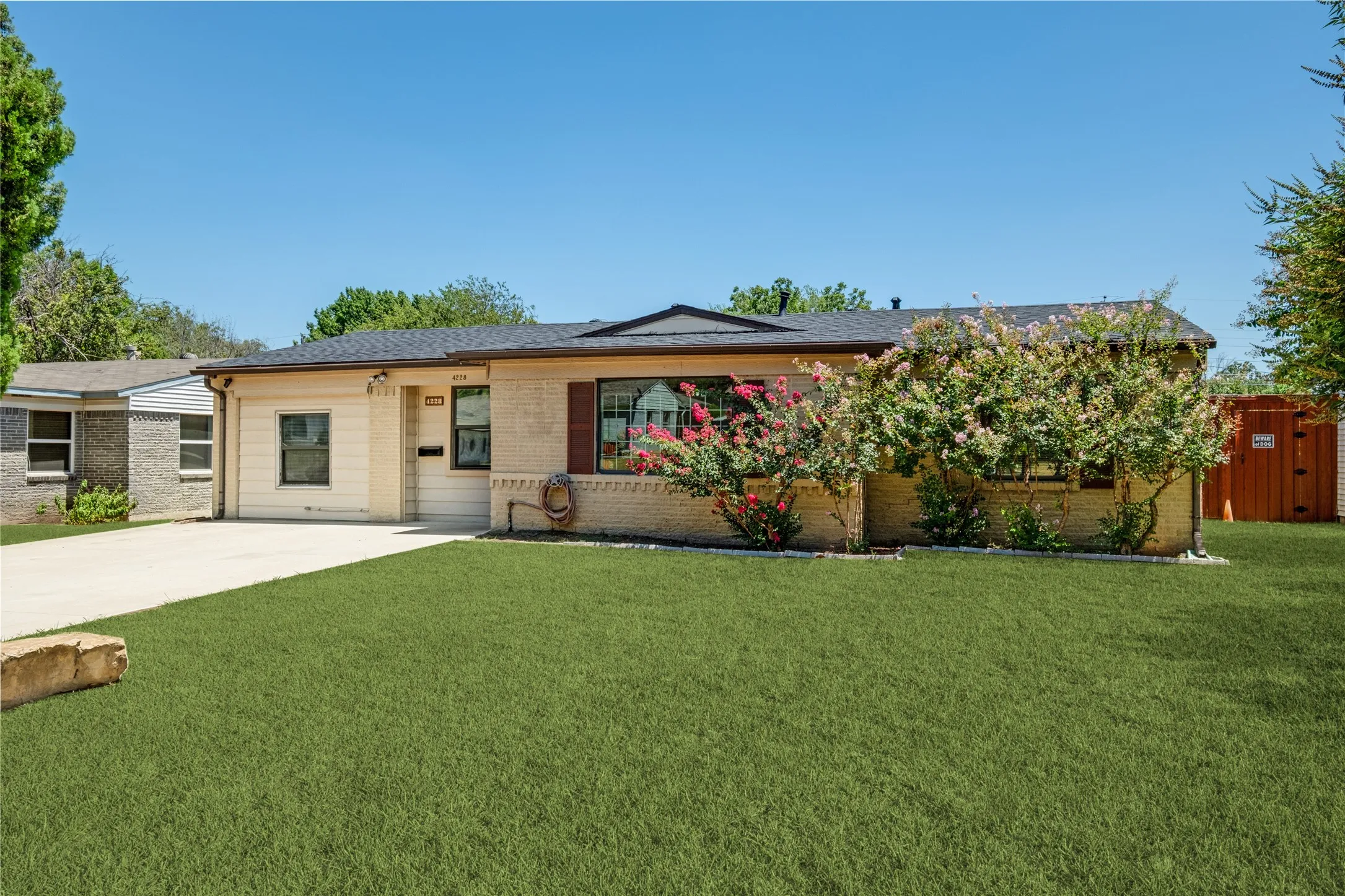 Single Family Residence For Sale in Dallas County , 4228 Hyde Park Drive, Mesquite, Texas 75150, 3 Bedroom, 3 Bathroom, Garage spaces, 1,396 Sqft, built in 1957, mls#21362312, Real Estate Agent in Mesquite, Homes For Sale in Dallas county, Homes For Sale in Mesquite, Realtor in Mesquite Texas, Real Estate Brokerage Independent Realty Texas, Luminita Cordes Realtor