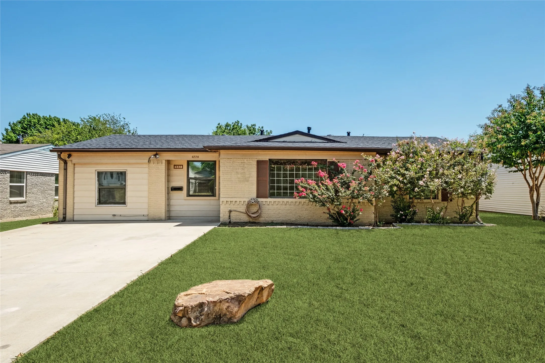 Single Family Residence For Sale in Dallas County , 4228 Hyde Park Drive, Mesquite, Texas 75150, 3 Bedroom, 3 Bathroom, Garage spaces, 1,396 Sqft, built in 1957, mls#21362312, Real Estate Agent in Mesquite, Homes For Sale in Dallas county, Homes For Sale in Mesquite, Realtor in Mesquite Texas, Real Estate Brokerage Independent Realty Texas, Luminita Cordes Realtor