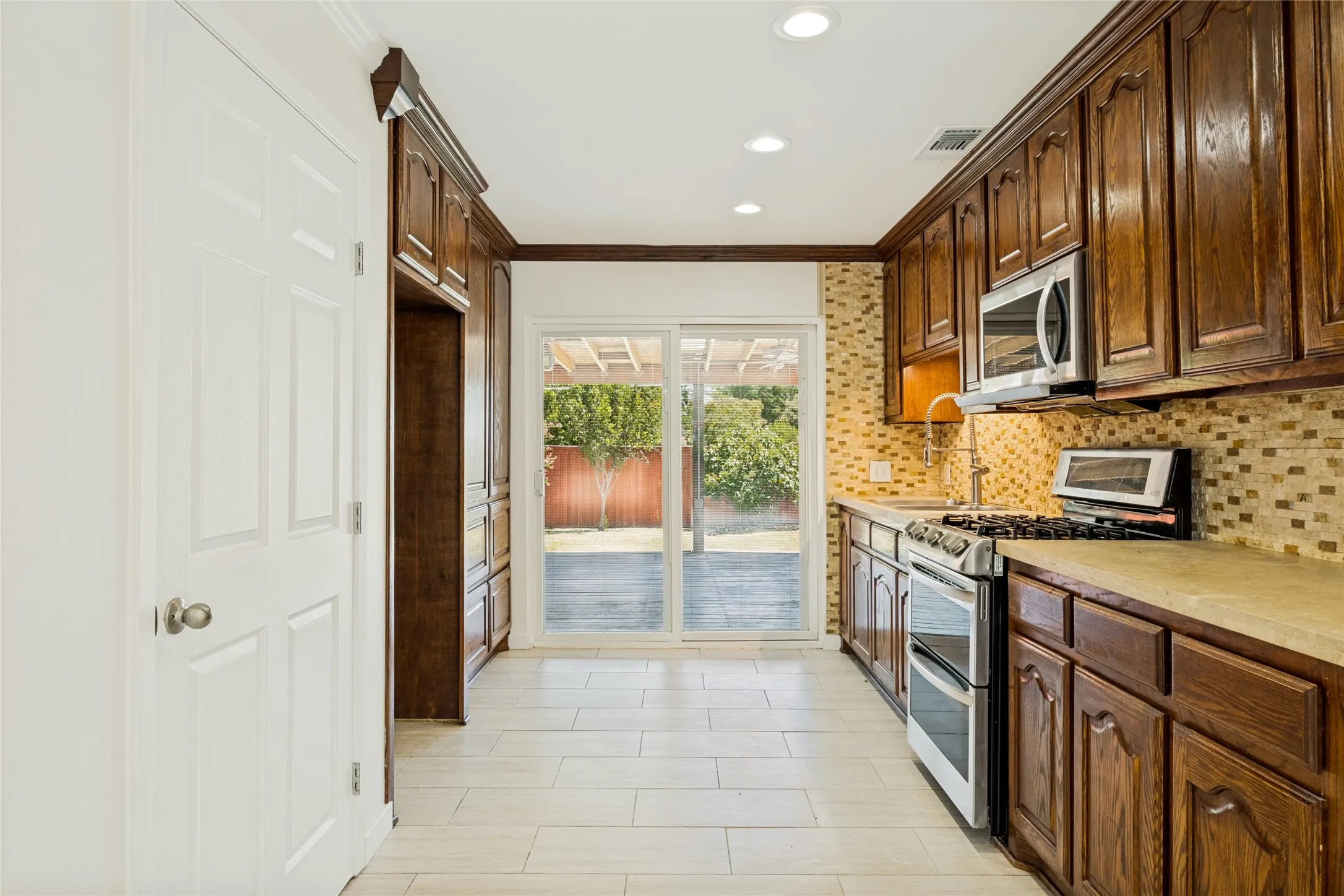 Single Family Residence For Sale in Dallas County , 4228 Hyde Park Drive, Mesquite, Texas 75150, 3 Bedroom, 3 Bathroom, Garage spaces, 1,396 Sqft, built in 1957, mls#21362312, Real Estate Agent in Mesquite, Homes For Sale in Dallas county, Homes For Sale in Mesquite, Realtor in Mesquite Texas, Real Estate Brokerage Independent Realty Texas, Luminita Cordes Realtor