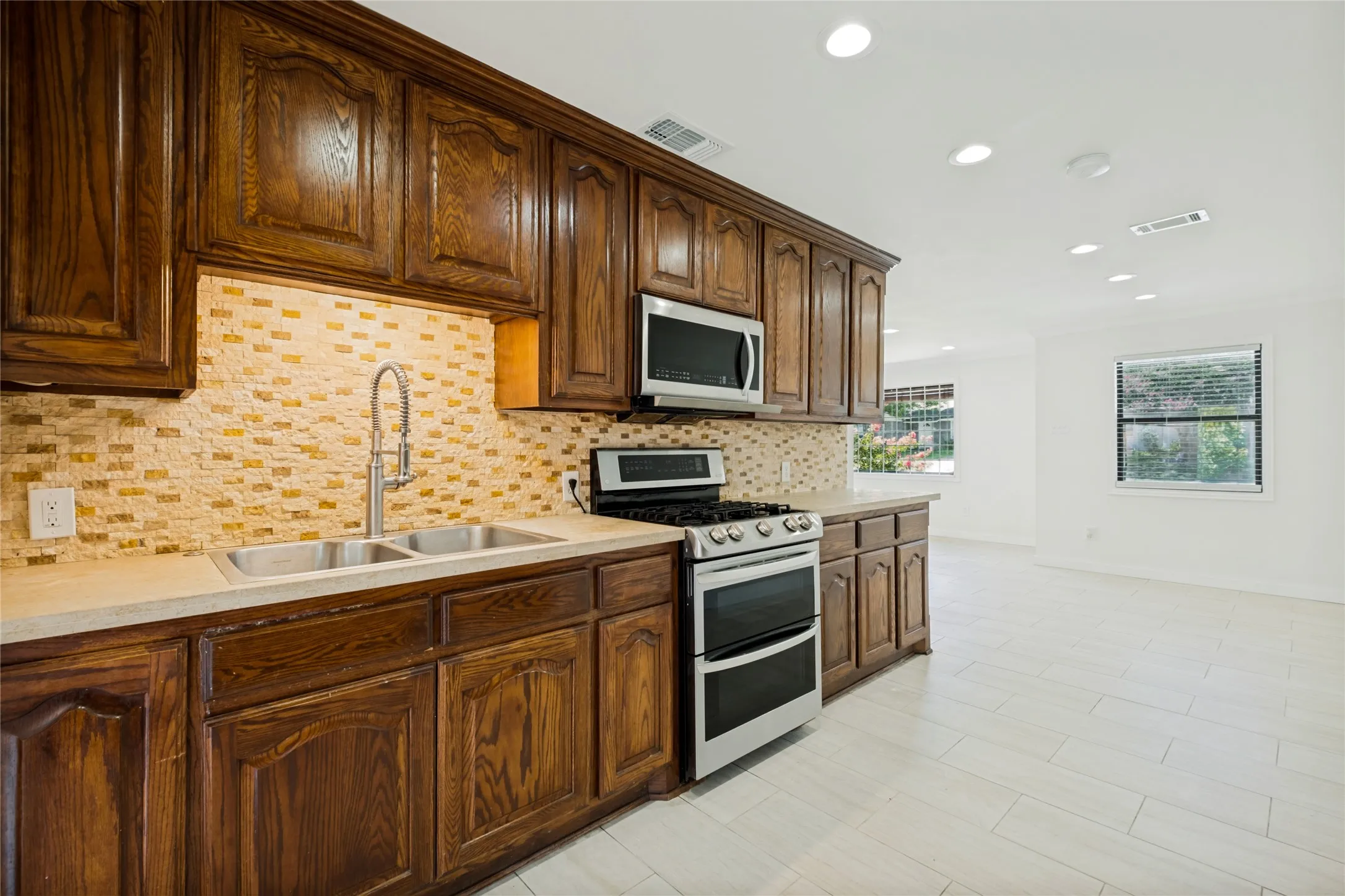 Single Family Residence For Sale in Dallas County , 4228 Hyde Park Drive, Mesquite, Texas 75150, 3 Bedroom, 3 Bathroom, Garage spaces, 1,396 Sqft, built in 1957, mls#21362312, Real Estate Agent in Mesquite, Homes For Sale in Dallas county, Homes For Sale in Mesquite, Realtor in Mesquite Texas, Real Estate Brokerage Independent Realty Texas, Luminita Cordes Realtor