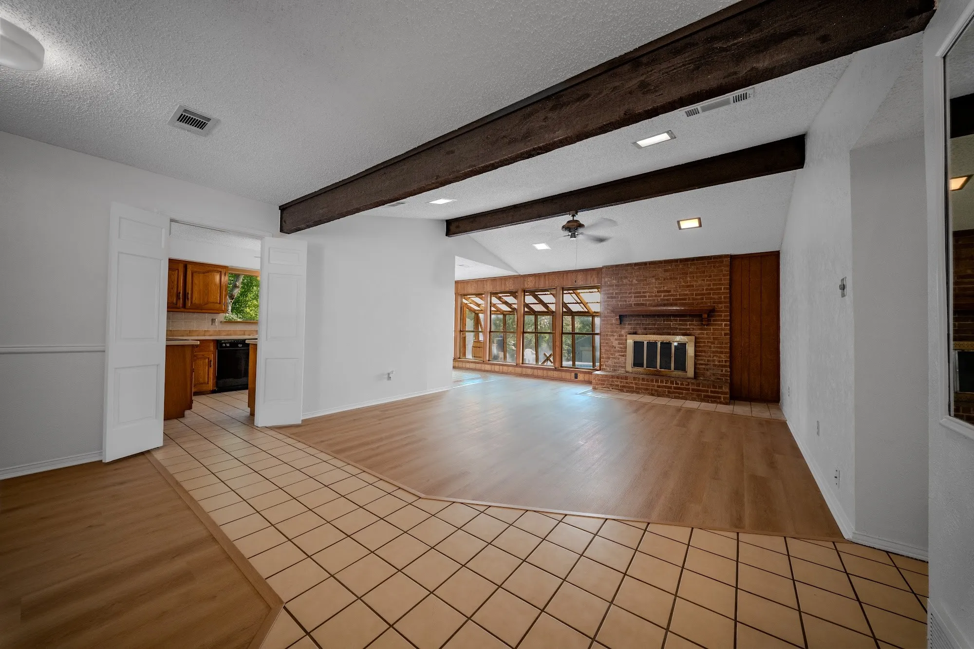 Single Family Residence For Sale in Ellis County , 305 Shadowwood Trail, Ovilla, Texas 75154, 3 Bedroom, 2 Bathroom, 2 Garage spaces, 1,654 Sqft, built in 1972, mls#21362172, Real Estate Agent in Ovilla, Homes For Sale in Ellis county, Homes For Sale in Ovilla, Realtor in Ovilla Texas, Real Estate Brokerage Independent Realty Texas, Luminita Cordes Realtor