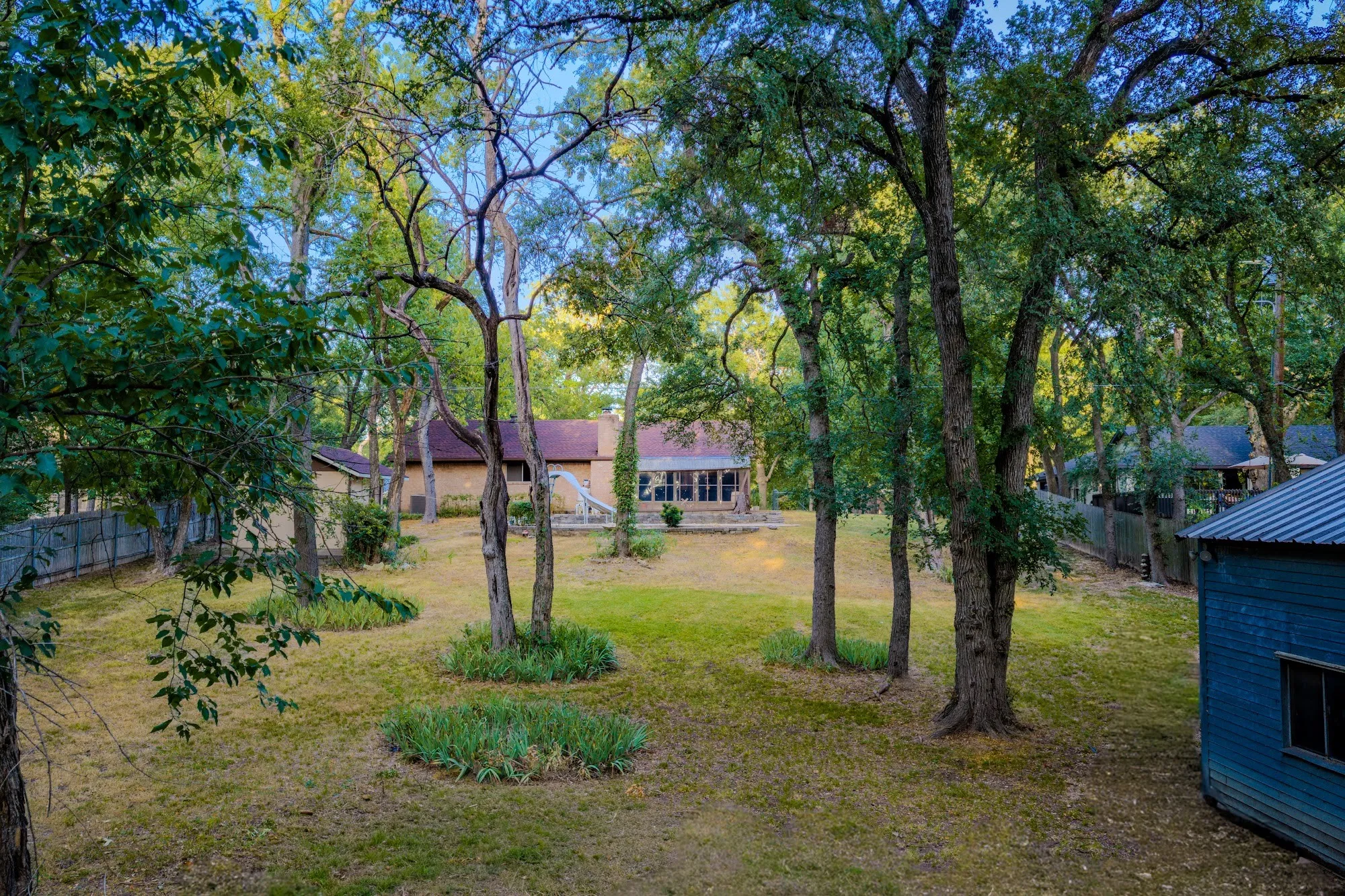Single Family Residence For Sale in Ellis County , 305 Shadowwood Trail, Ovilla, Texas 75154, 3 Bedroom, 2 Bathroom, 2 Garage spaces, 1,654 Sqft, built in 1972, mls#21362172, Real Estate Agent in Ovilla, Homes For Sale in Ellis county, Homes For Sale in Ovilla, Realtor in Ovilla Texas, Real Estate Brokerage Independent Realty Texas, Luminita Cordes Realtor