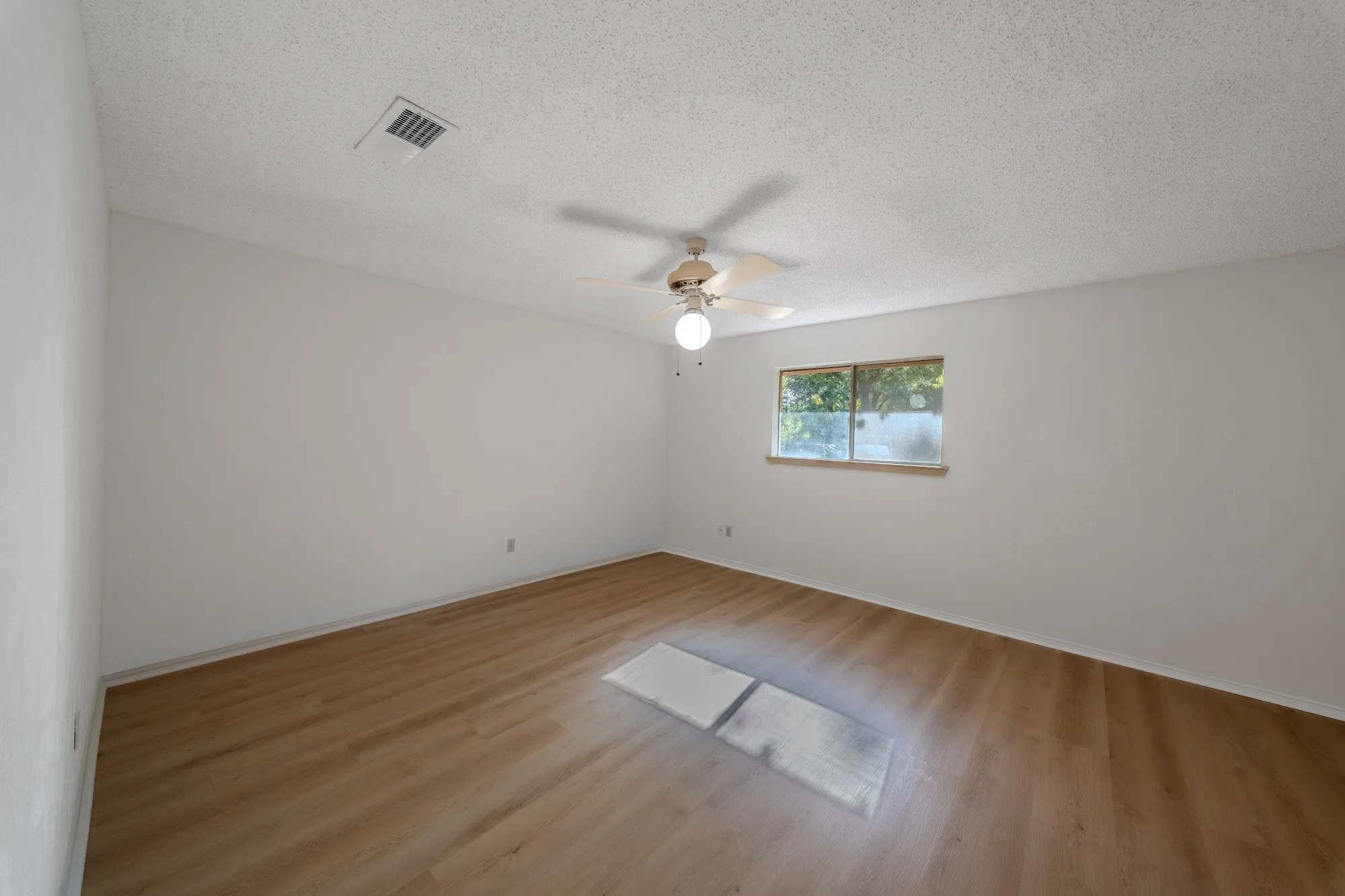 Single Family Residence For Sale in Ellis County , 305 Shadowwood Trail, Ovilla, Texas 75154, 3 Bedroom, 2 Bathroom, 2 Garage spaces, 1,654 Sqft, built in 1972, mls#21362172, Real Estate Agent in Ovilla, Homes For Sale in Ellis county, Homes For Sale in Ovilla, Realtor in Ovilla Texas, Real Estate Brokerage Independent Realty Texas, Luminita Cordes Realtor