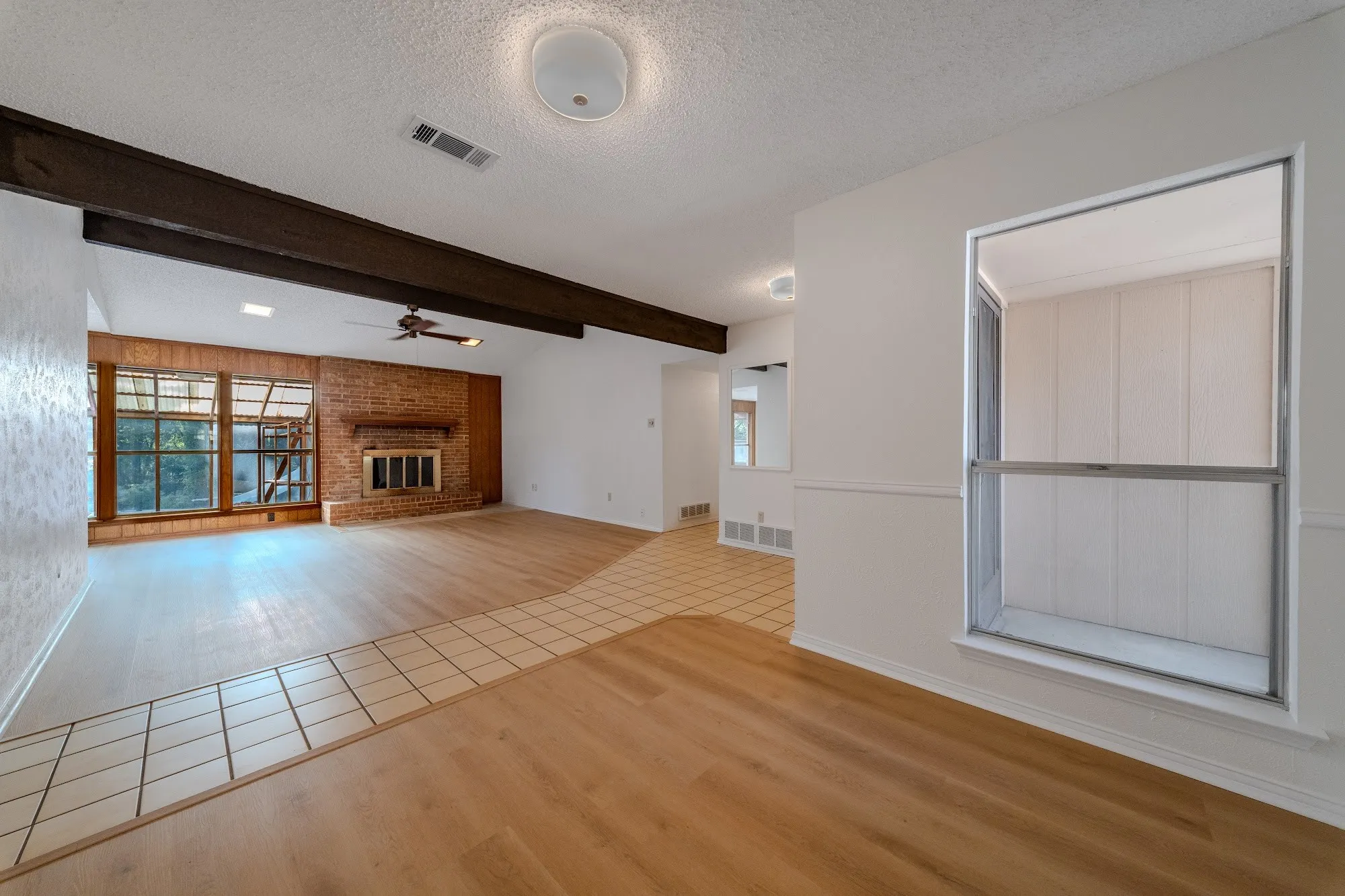 Single Family Residence For Sale in Ellis County , 305 Shadowwood Trail, Ovilla, Texas 75154, 3 Bedroom, 2 Bathroom, 2 Garage spaces, 1,654 Sqft, built in 1972, mls#21362172, Real Estate Agent in Ovilla, Homes For Sale in Ellis county, Homes For Sale in Ovilla, Realtor in Ovilla Texas, Real Estate Brokerage Independent Realty Texas, Luminita Cordes Realtor