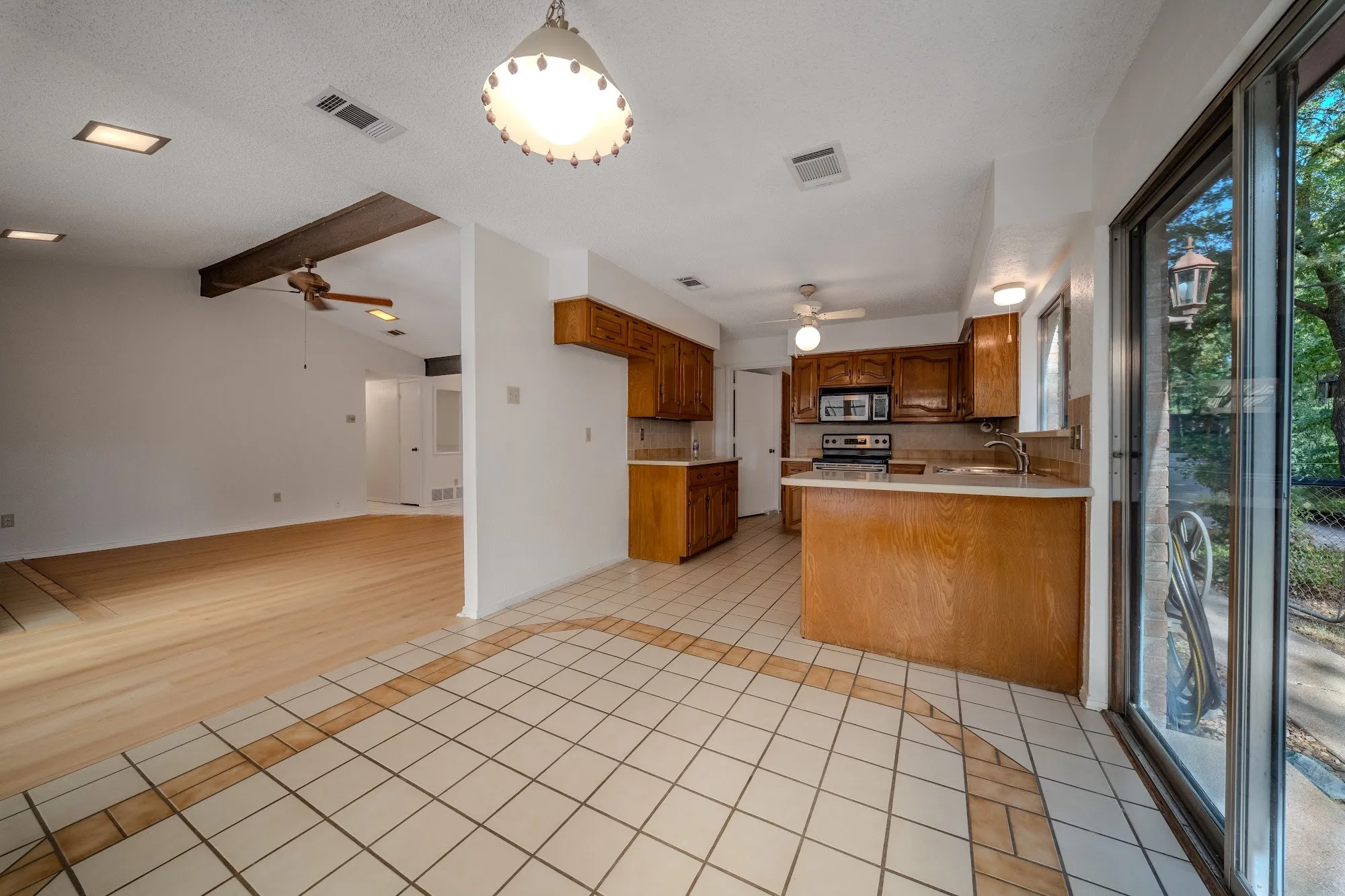 Single Family Residence For Sale in Ellis County , 305 Shadowwood Trail, Ovilla, Texas 75154, 3 Bedroom, 2 Bathroom, 2 Garage spaces, 1,654 Sqft, built in 1972, mls#21362172, Real Estate Agent in Ovilla, Homes For Sale in Ellis county, Homes For Sale in Ovilla, Realtor in Ovilla Texas, Real Estate Brokerage Independent Realty Texas, Luminita Cordes Realtor