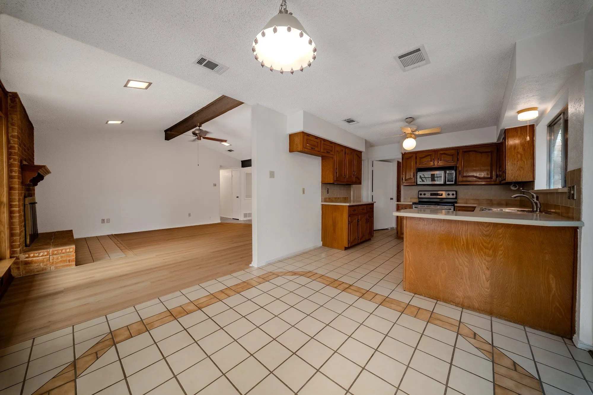 Single Family Residence For Sale in Ellis County , 305 Shadowwood Trail, Ovilla, Texas 75154, 3 Bedroom, 2 Bathroom, 2 Garage spaces, 1,654 Sqft, built in 1972, mls#21362172, Real Estate Agent in Ovilla, Homes For Sale in Ellis county, Homes For Sale in Ovilla, Realtor in Ovilla Texas, Real Estate Brokerage Independent Realty Texas, Luminita Cordes Realtor