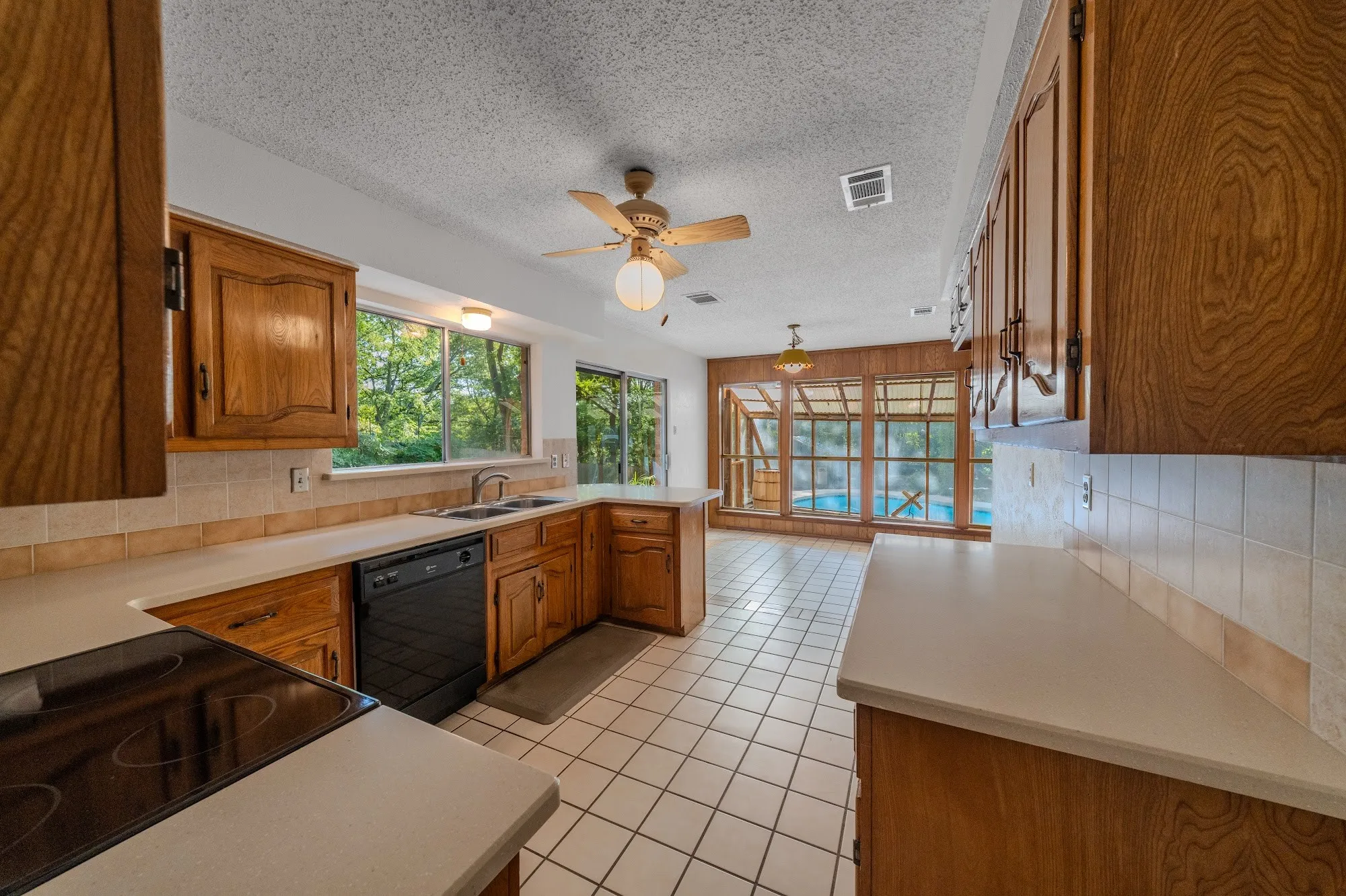 Single Family Residence For Sale in Ellis County , 305 Shadowwood Trail, Ovilla, Texas 75154, 3 Bedroom, 2 Bathroom, 2 Garage spaces, 1,654 Sqft, built in 1972, mls#21362172, Real Estate Agent in Ovilla, Homes For Sale in Ellis county, Homes For Sale in Ovilla, Realtor in Ovilla Texas, Real Estate Brokerage Independent Realty Texas, Luminita Cordes Realtor