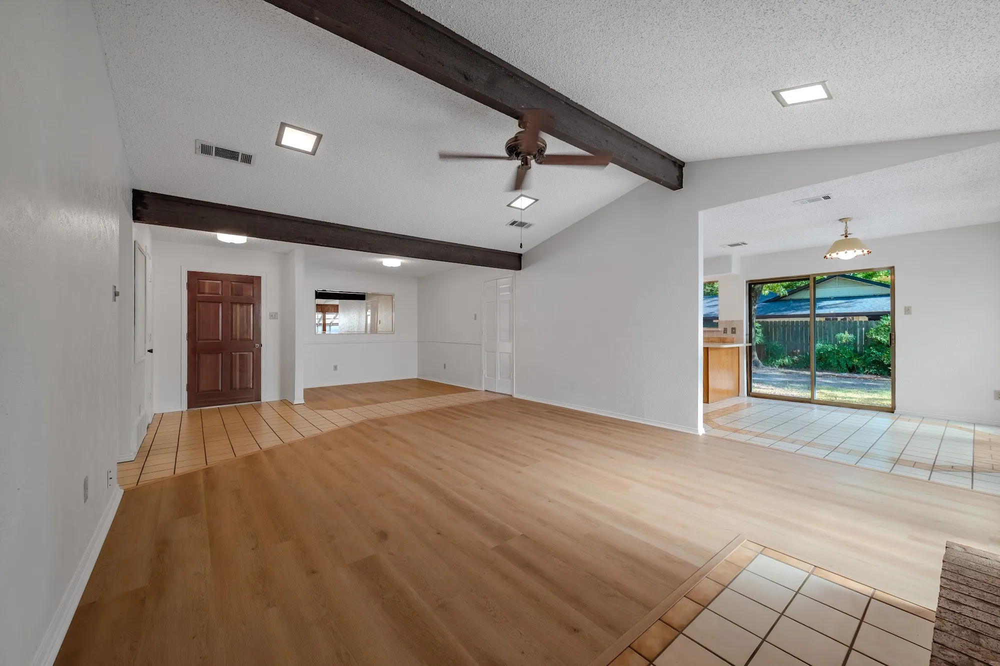 Single Family Residence For Sale in Ellis County , 305 Shadowwood Trail, Ovilla, Texas 75154, 3 Bedroom, 2 Bathroom, 2 Garage spaces, 1,654 Sqft, built in 1972, mls#21362172, Real Estate Agent in Ovilla, Homes For Sale in Ellis county, Homes For Sale in Ovilla, Realtor in Ovilla Texas, Real Estate Brokerage Independent Realty Texas, Luminita Cordes Realtor