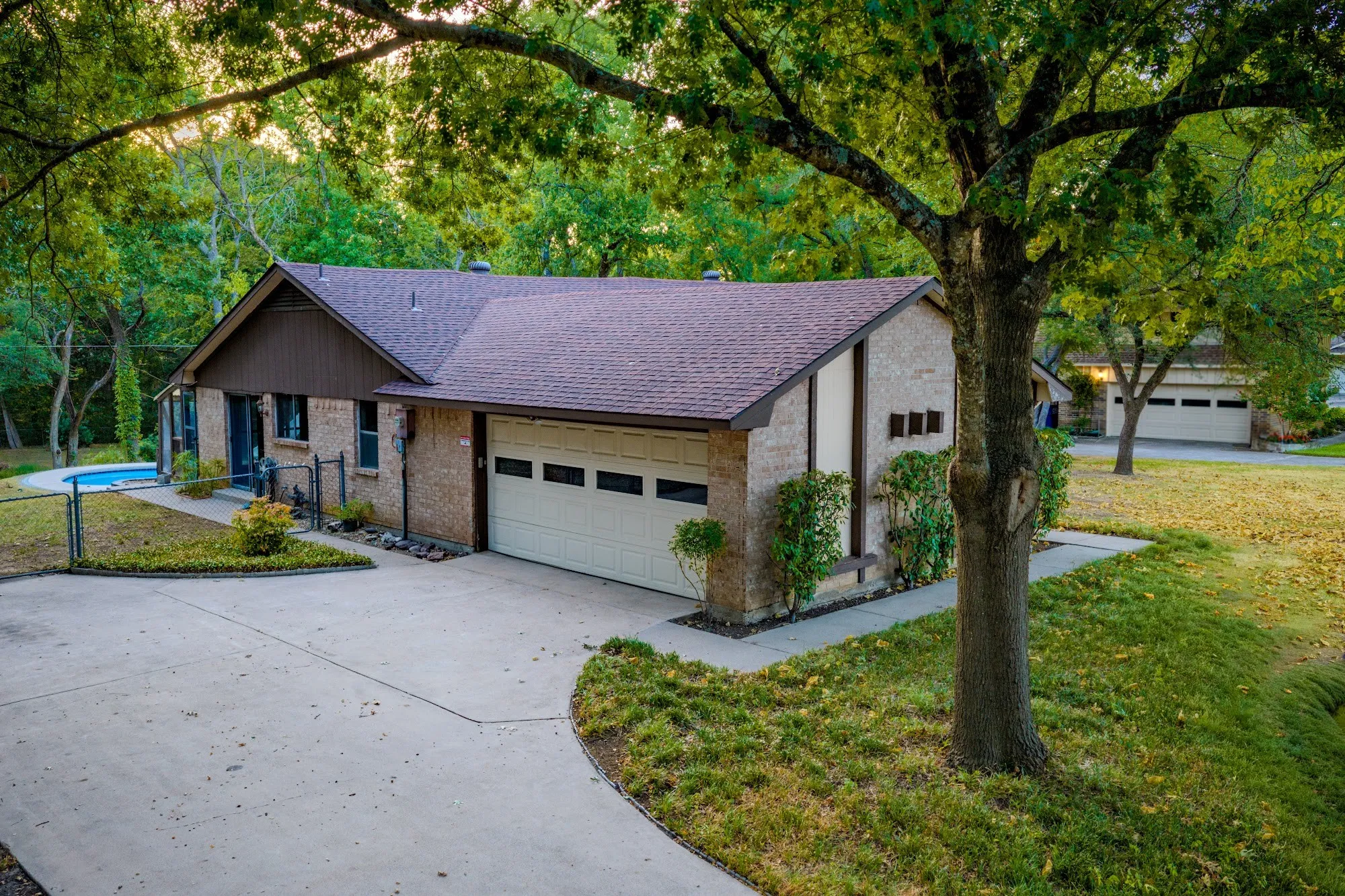 Single Family Residence For Sale in Ellis County , 305 Shadowwood Trail, Ovilla, Texas 75154, 3 Bedroom, 2 Bathroom, 2 Garage spaces, 1,654 Sqft, built in 1972, mls#21362172, Real Estate Agent in Ovilla, Homes For Sale in Ellis county, Homes For Sale in Ovilla, Realtor in Ovilla Texas, Real Estate Brokerage Independent Realty Texas, Luminita Cordes Realtor