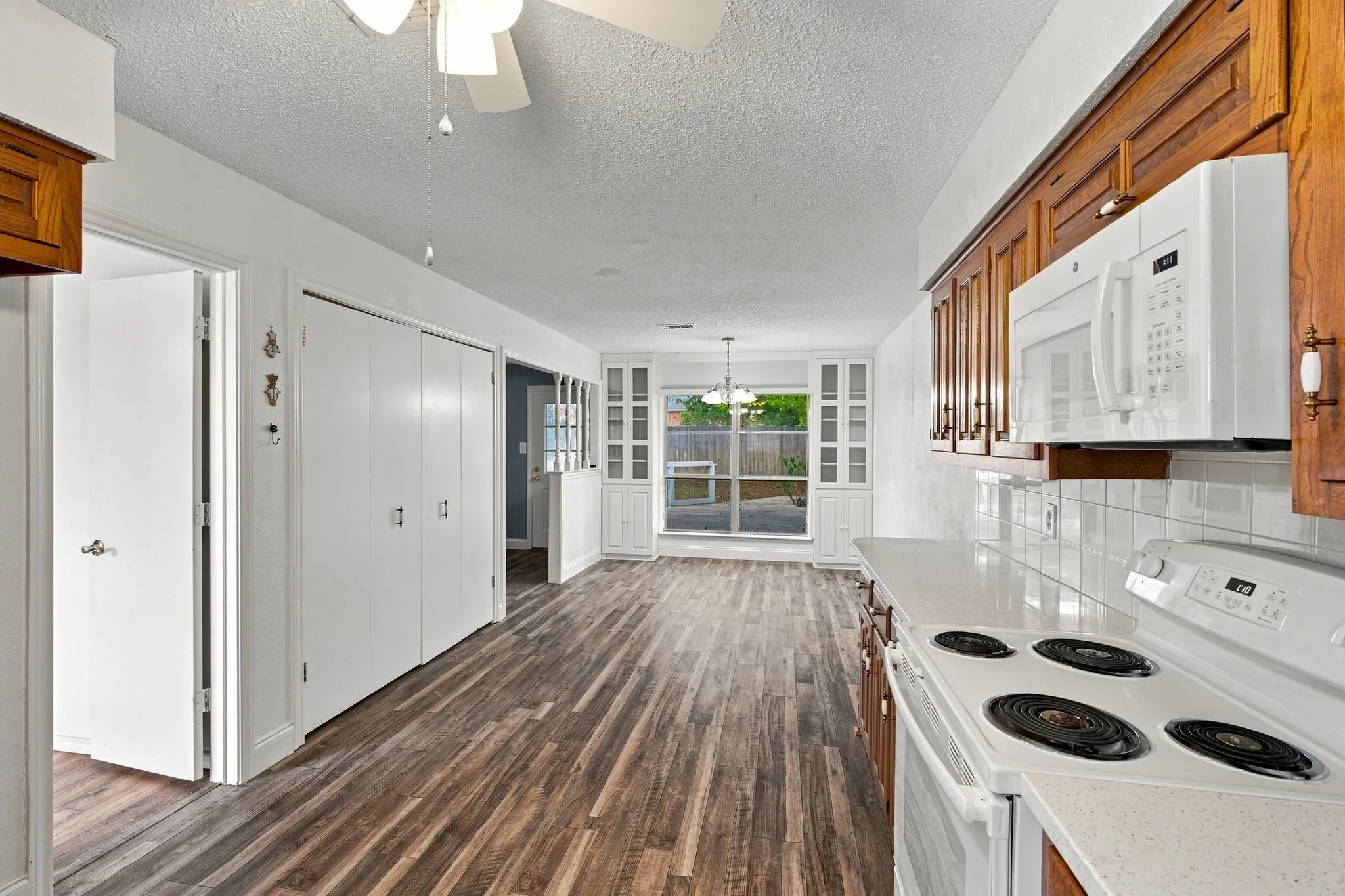 Single Family Residence For Sale in Tarrant County , 809 S Atkerson Lane, Euless, Texas 76040, 4 Bedroom, 2 Bathroom, 2 Garage spaces, 1,796 Sqft, built in 1975, mls#21362314, Real Estate Agent in Euless, Homes For Sale in Tarrant county, Homes For Sale in Euless, Realtor in Euless Texas, Real Estate Brokerage Independent Realty Texas, Luminita Cordes Realtor