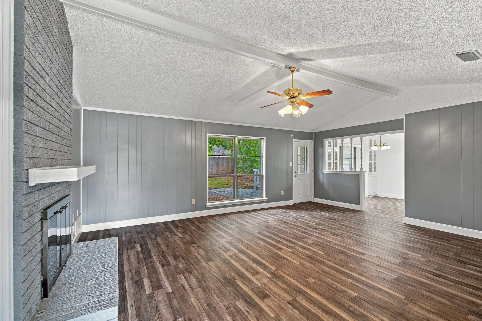 Single Family Residence For Sale in Tarrant County , 809 S Atkerson Lane, Euless, Texas 76040, 4 Bedroom, 2 Bathroom, 2 Garage spaces, 1,796 Sqft, built in 1975, mls#21362314, Real Estate Agent in Euless, Homes For Sale in Tarrant county, Homes For Sale in Euless, Realtor in Euless Texas, Real Estate Brokerage Independent Realty Texas, Luminita Cordes Realtor