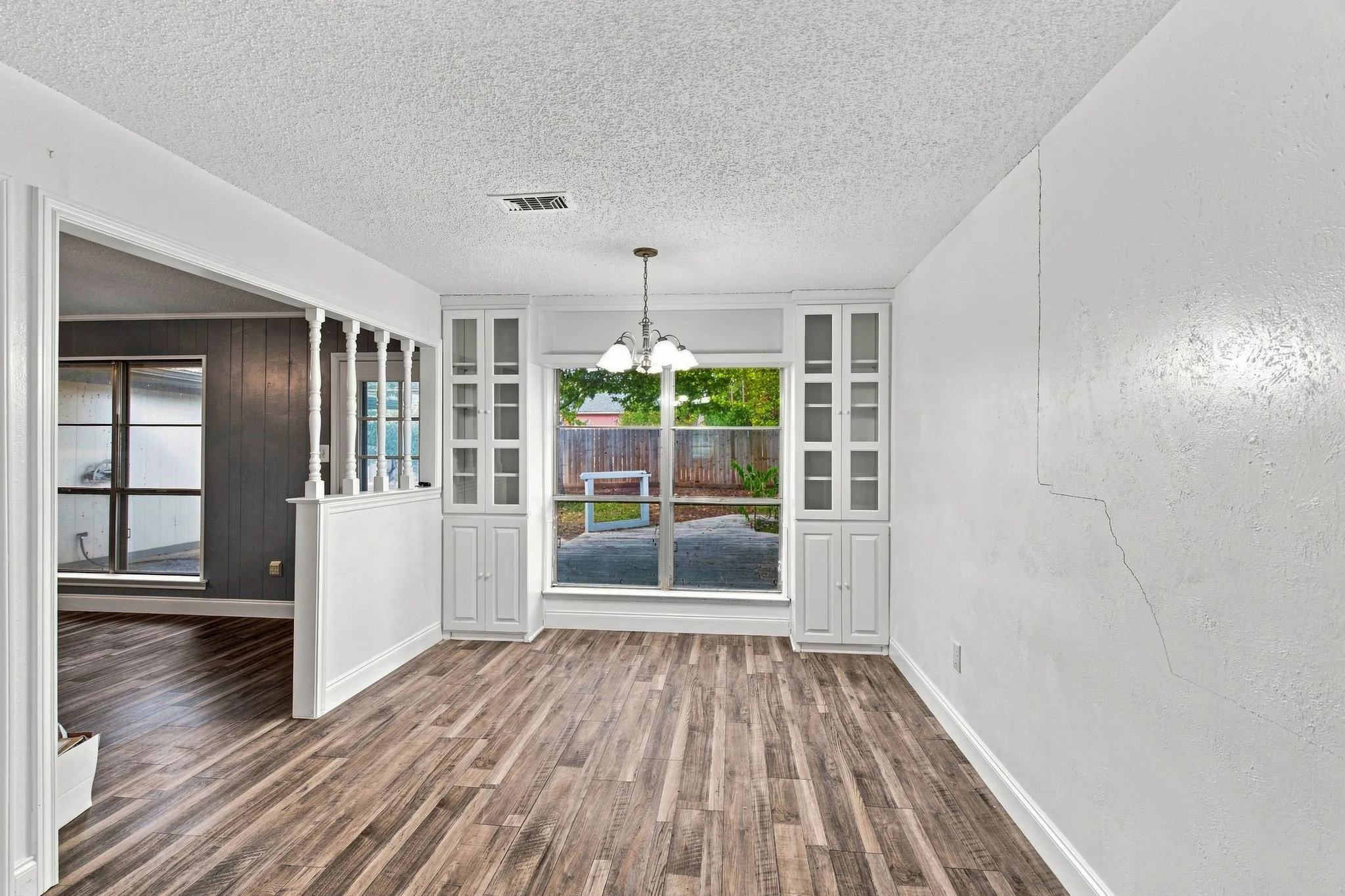 Single Family Residence For Sale in Tarrant County , 809 S Atkerson Lane, Euless, Texas 76040, 4 Bedroom, 2 Bathroom, 2 Garage spaces, 1,796 Sqft, built in 1975, mls#21362314, Real Estate Agent in Euless, Homes For Sale in Tarrant county, Homes For Sale in Euless, Realtor in Euless Texas, Real Estate Brokerage Independent Realty Texas, Luminita Cordes Realtor