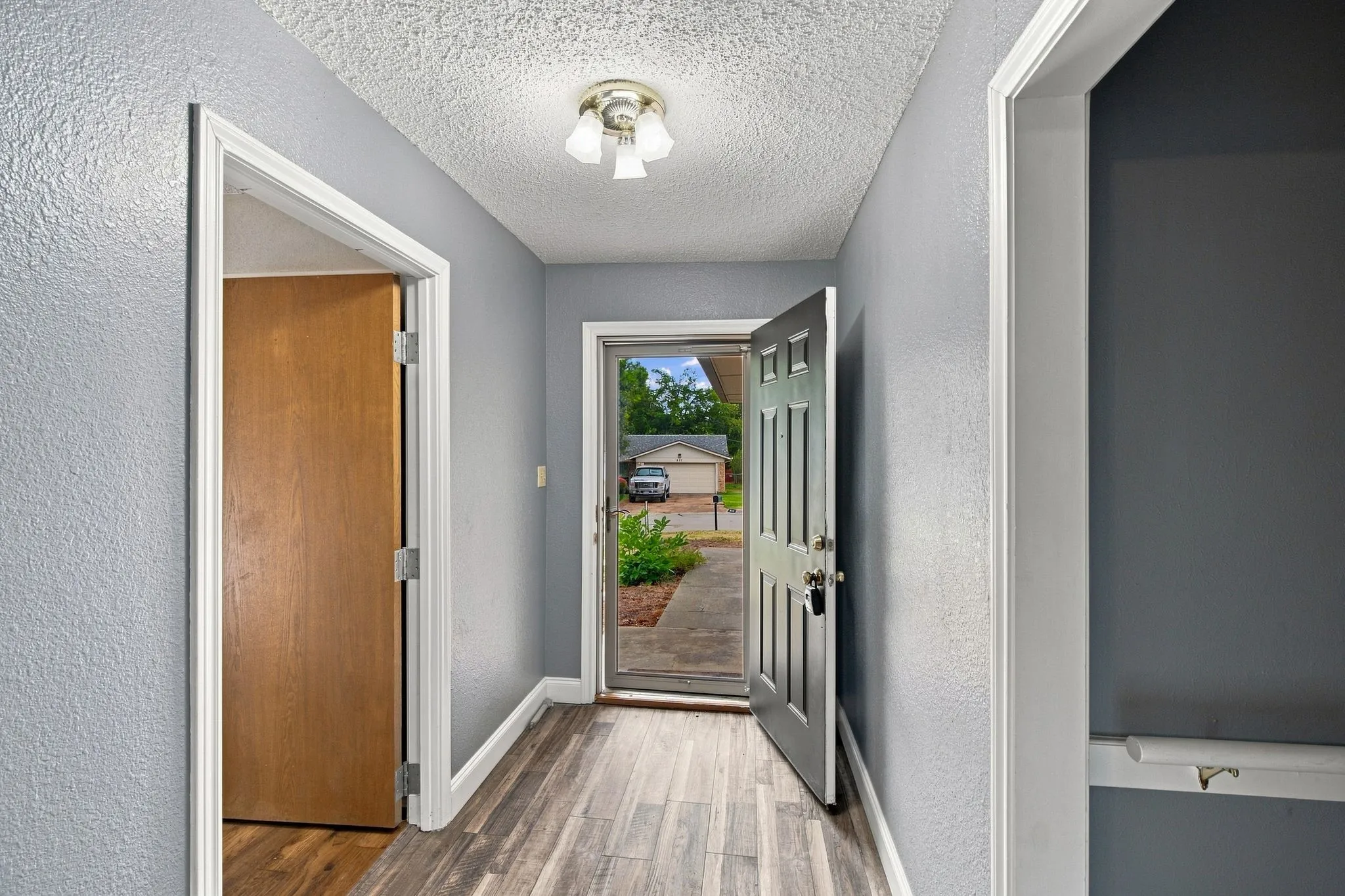 Single Family Residence For Sale in Tarrant County , 809 S Atkerson Lane, Euless, Texas 76040, 4 Bedroom, 2 Bathroom, 2 Garage spaces, 1,796 Sqft, built in 1975, mls#21362314, Real Estate Agent in Euless, Homes For Sale in Tarrant county, Homes For Sale in Euless, Realtor in Euless Texas, Real Estate Brokerage Independent Realty Texas, Luminita Cordes Realtor