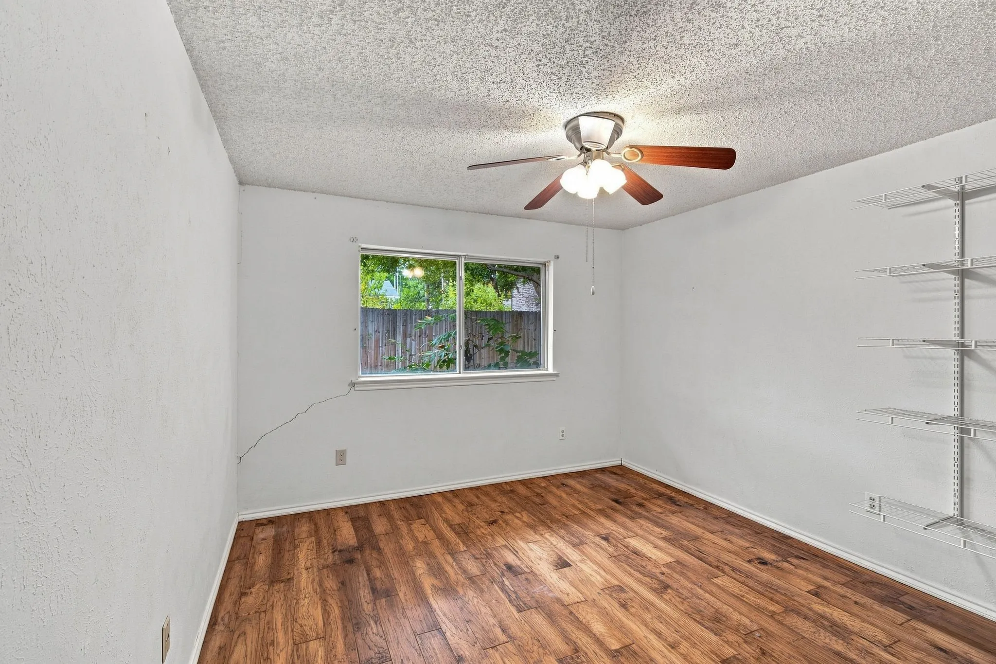 Single Family Residence For Sale in Tarrant County , 809 S Atkerson Lane, Euless, Texas 76040, 4 Bedroom, 2 Bathroom, 2 Garage spaces, 1,796 Sqft, built in 1975, mls#21362314, Real Estate Agent in Euless, Homes For Sale in Tarrant county, Homes For Sale in Euless, Realtor in Euless Texas, Real Estate Brokerage Independent Realty Texas, Luminita Cordes Realtor