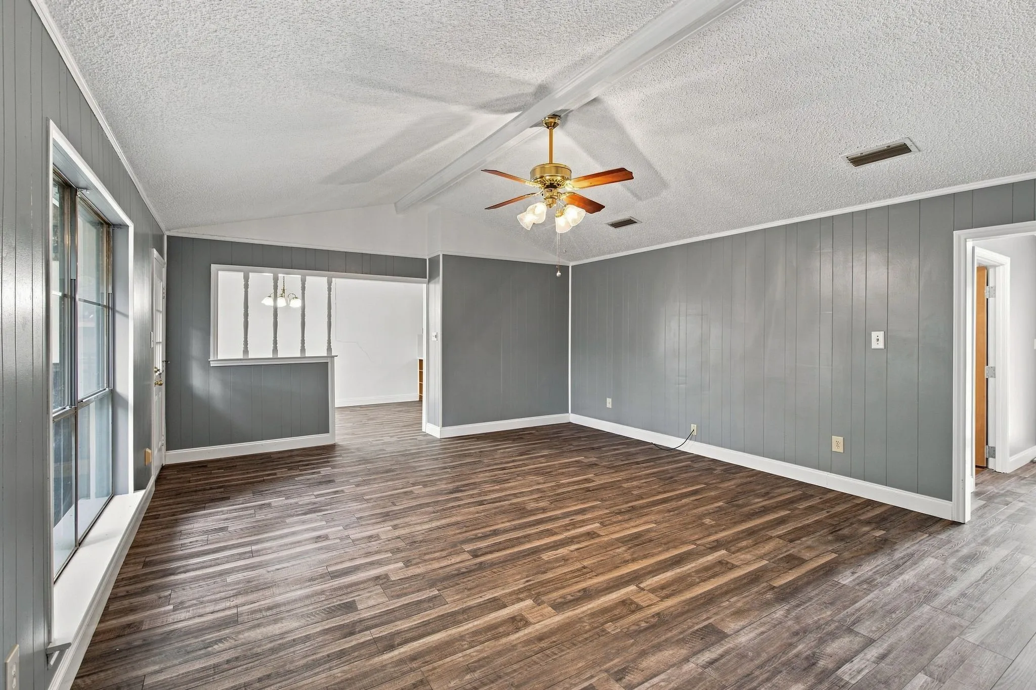 Single Family Residence For Sale in Tarrant County , 809 S Atkerson Lane, Euless, Texas 76040, 4 Bedroom, 2 Bathroom, 2 Garage spaces, 1,796 Sqft, built in 1975, mls#21362314, Real Estate Agent in Euless, Homes For Sale in Tarrant county, Homes For Sale in Euless, Realtor in Euless Texas, Real Estate Brokerage Independent Realty Texas, Luminita Cordes Realtor