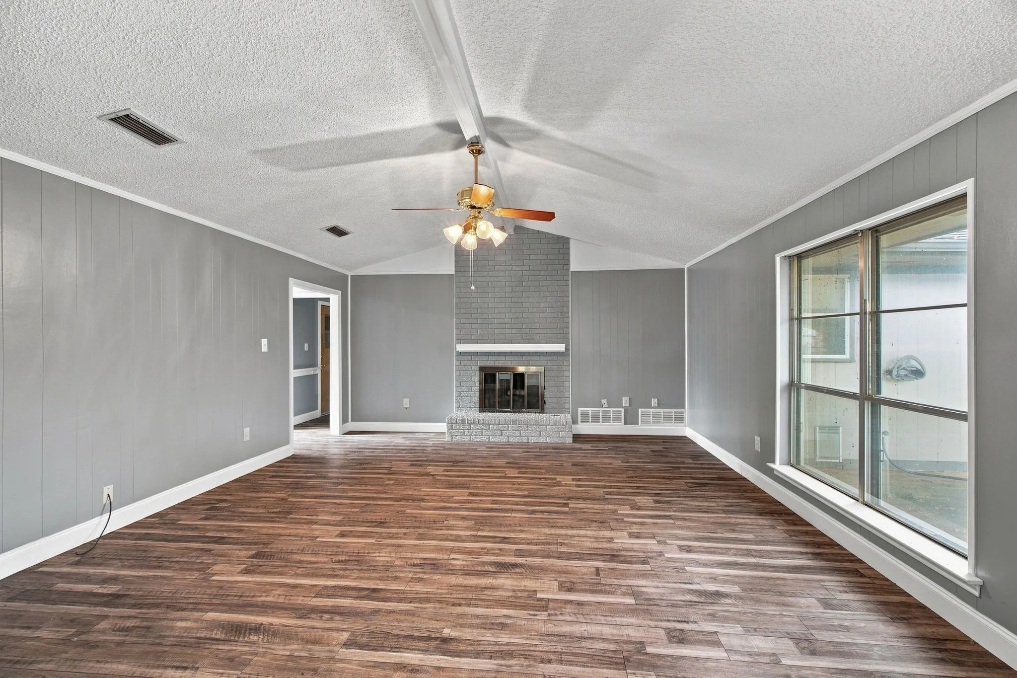 Single Family Residence For Sale in Tarrant County , 809 S Atkerson Lane, Euless, Texas 76040, 4 Bedroom, 2 Bathroom, 2 Garage spaces, 1,796 Sqft, built in 1975, mls#21362314, Real Estate Agent in Euless, Homes For Sale in Tarrant county, Homes For Sale in Euless, Realtor in Euless Texas, Real Estate Brokerage Independent Realty Texas, Luminita Cordes Realtor