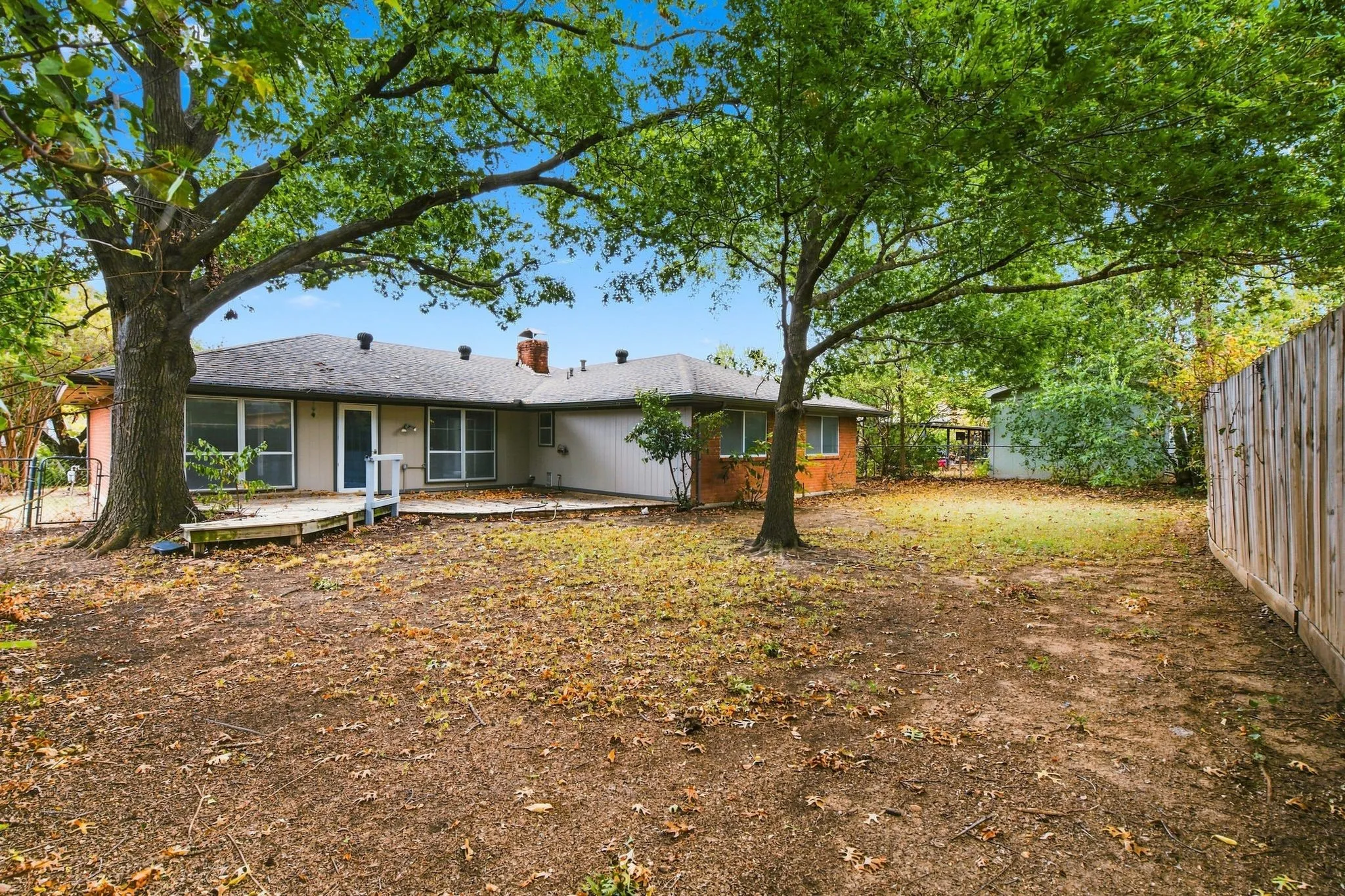 Single Family Residence For Sale in Tarrant County , 809 S Atkerson Lane, Euless, Texas 76040, 4 Bedroom, 2 Bathroom, 2 Garage spaces, 1,796 Sqft, built in 1975, mls#21362314, Real Estate Agent in Euless, Homes For Sale in Tarrant county, Homes For Sale in Euless, Realtor in Euless Texas, Real Estate Brokerage Independent Realty Texas, Luminita Cordes Realtor
