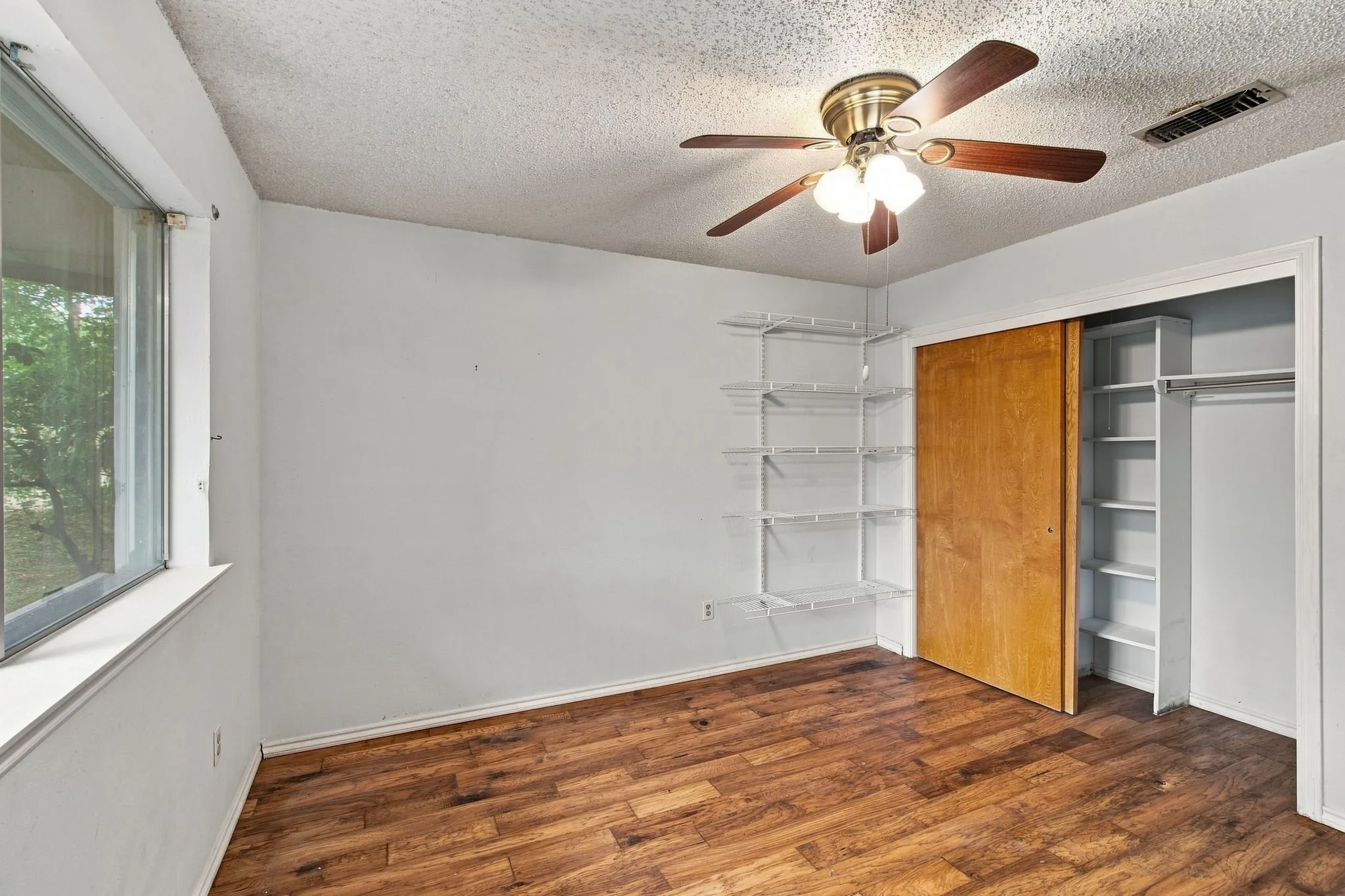 Single Family Residence For Sale in Tarrant County , 809 S Atkerson Lane, Euless, Texas 76040, 4 Bedroom, 2 Bathroom, 2 Garage spaces, 1,796 Sqft, built in 1975, mls#21362314, Real Estate Agent in Euless, Homes For Sale in Tarrant county, Homes For Sale in Euless, Realtor in Euless Texas, Real Estate Brokerage Independent Realty Texas, Luminita Cordes Realtor