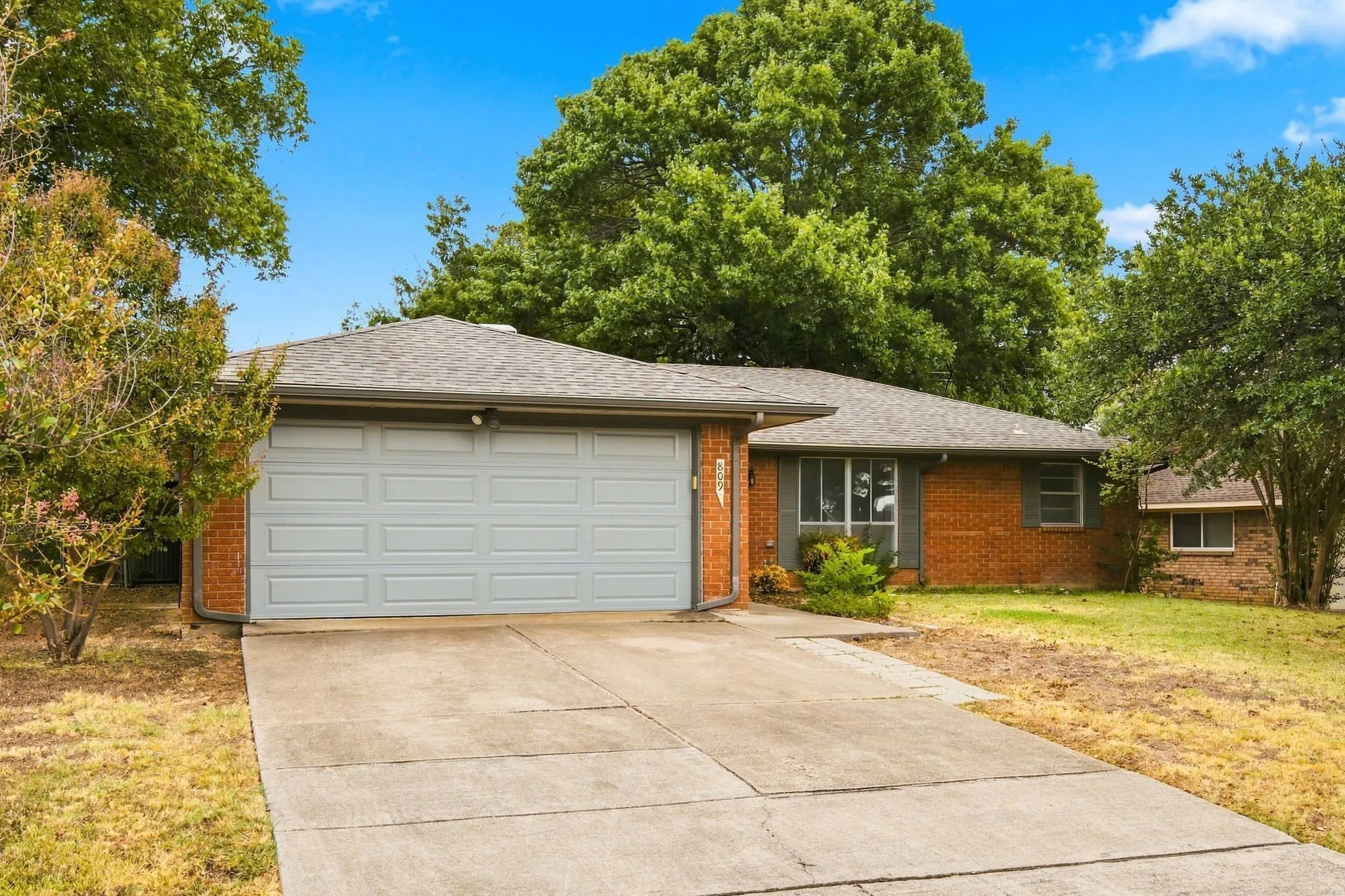 Single Family Residence For Sale in Tarrant County , 809 S Atkerson Lane, Euless, Texas 76040, 4 Bedroom, 2 Bathroom, 2 Garage spaces, 1,796 Sqft, built in 1975, mls#21362314, Real Estate Agent in Euless, Homes For Sale in Tarrant county, Homes For Sale in Euless, Realtor in Euless Texas, Real Estate Brokerage Independent Realty Texas, Luminita Cordes Realtor