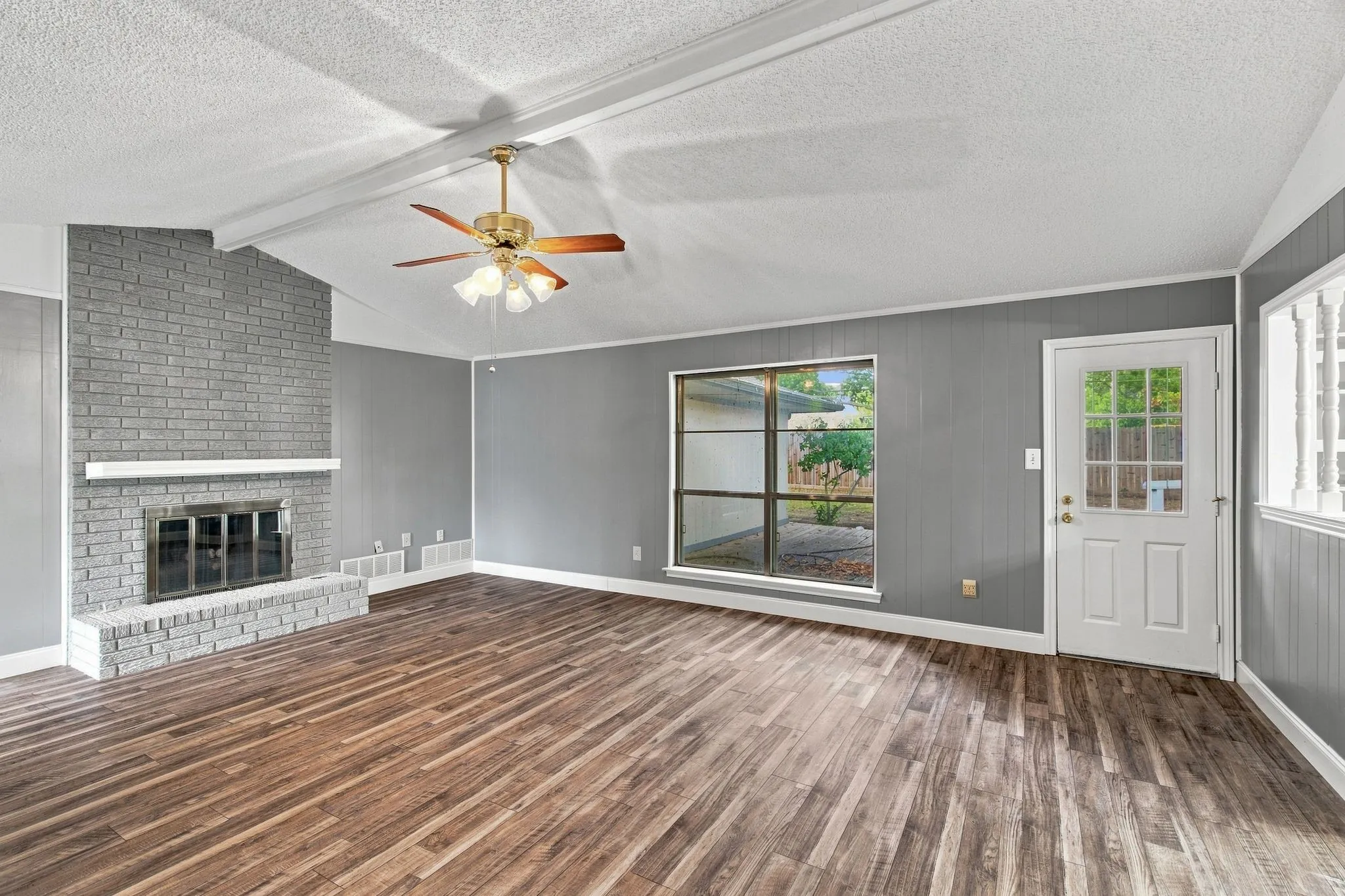 Single Family Residence For Sale in Tarrant County , 809 S Atkerson Lane, Euless, Texas 76040, 4 Bedroom, 2 Bathroom, 2 Garage spaces, 1,796 Sqft, built in 1975, mls#21362314, Real Estate Agent in Euless, Homes For Sale in Tarrant county, Homes For Sale in Euless, Realtor in Euless Texas, Real Estate Brokerage Independent Realty Texas, Luminita Cordes Realtor