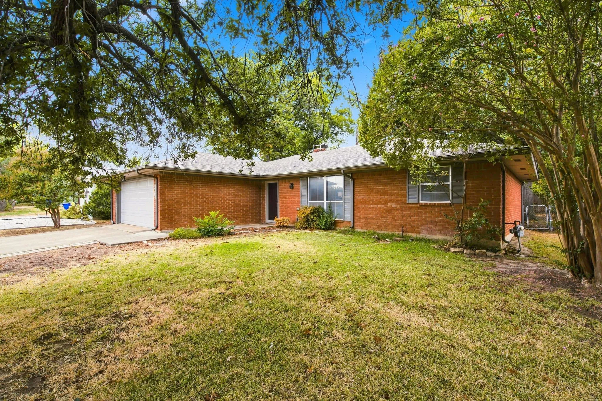 Single Family Residence For Sale in Tarrant County , 809 S Atkerson Lane, Euless, Texas 76040, 4 Bedroom, 2 Bathroom, 2 Garage spaces, 1,796 Sqft, built in 1975, mls#21362314, Real Estate Agent in Euless, Homes For Sale in Tarrant county, Homes For Sale in Euless, Realtor in Euless Texas, Real Estate Brokerage Independent Realty Texas, Luminita Cordes Realtor