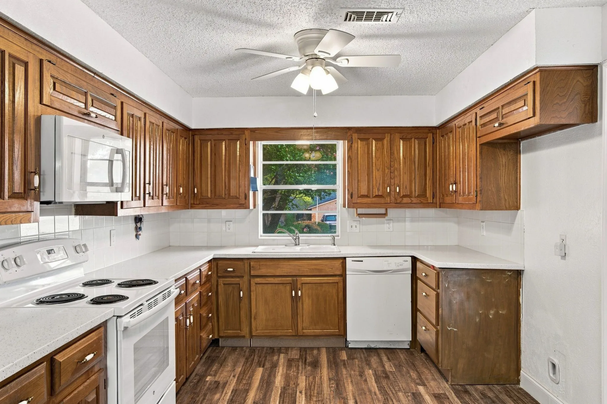 Single Family Residence For Sale in Tarrant County , 809 S Atkerson Lane, Euless, Texas 76040, 4 Bedroom, 2 Bathroom, 2 Garage spaces, 1,796 Sqft, built in 1975, mls#21362314, Real Estate Agent in Euless, Homes For Sale in Tarrant county, Homes For Sale in Euless, Realtor in Euless Texas, Real Estate Brokerage Independent Realty Texas, Luminita Cordes Realtor