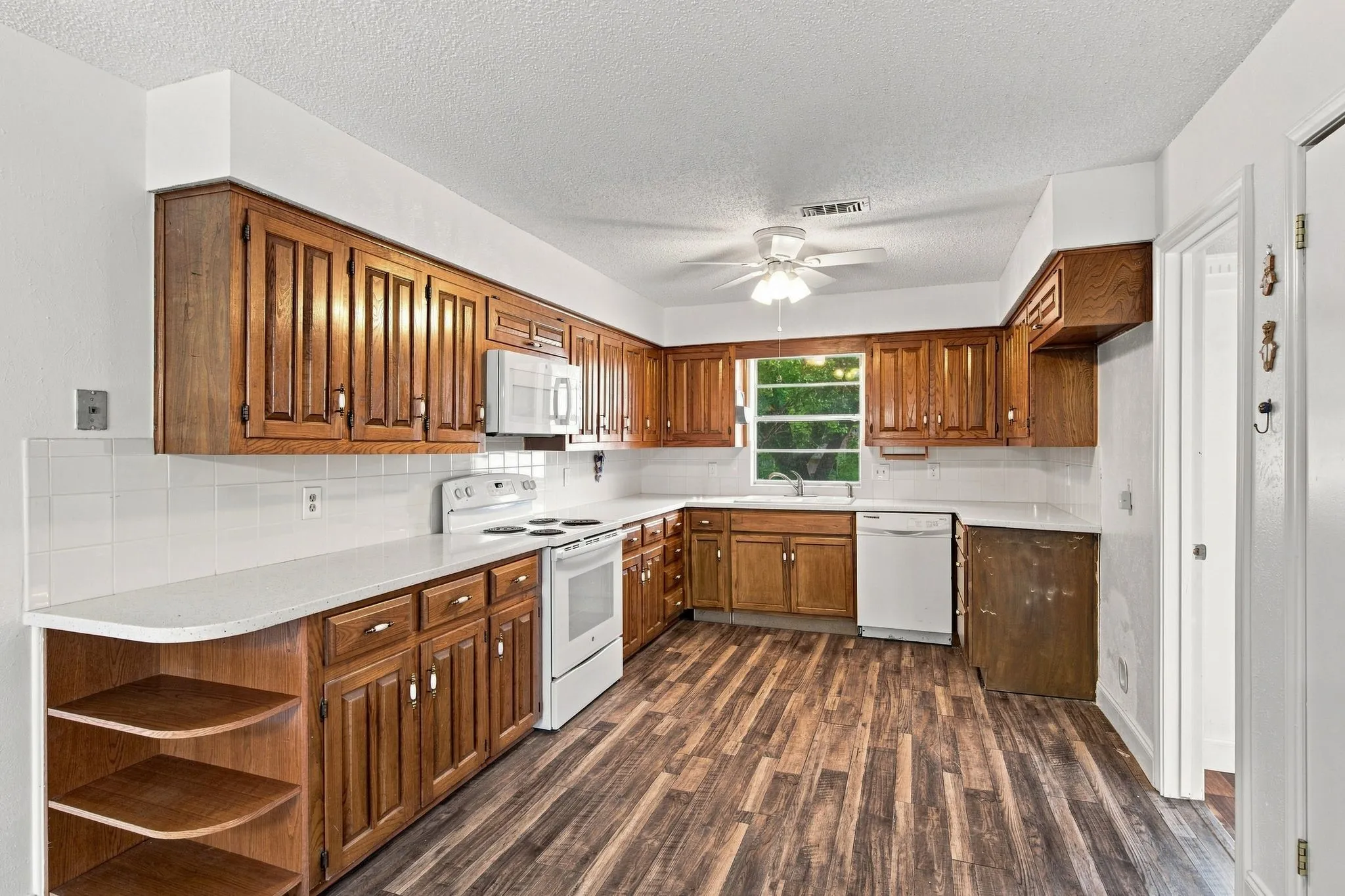 Single Family Residence For Sale in Tarrant County , 809 S Atkerson Lane, Euless, Texas 76040, 4 Bedroom, 2 Bathroom, 2 Garage spaces, 1,796 Sqft, built in 1975, mls#21362314, Real Estate Agent in Euless, Homes For Sale in Tarrant county, Homes For Sale in Euless, Realtor in Euless Texas, Real Estate Brokerage Independent Realty Texas, Luminita Cordes Realtor