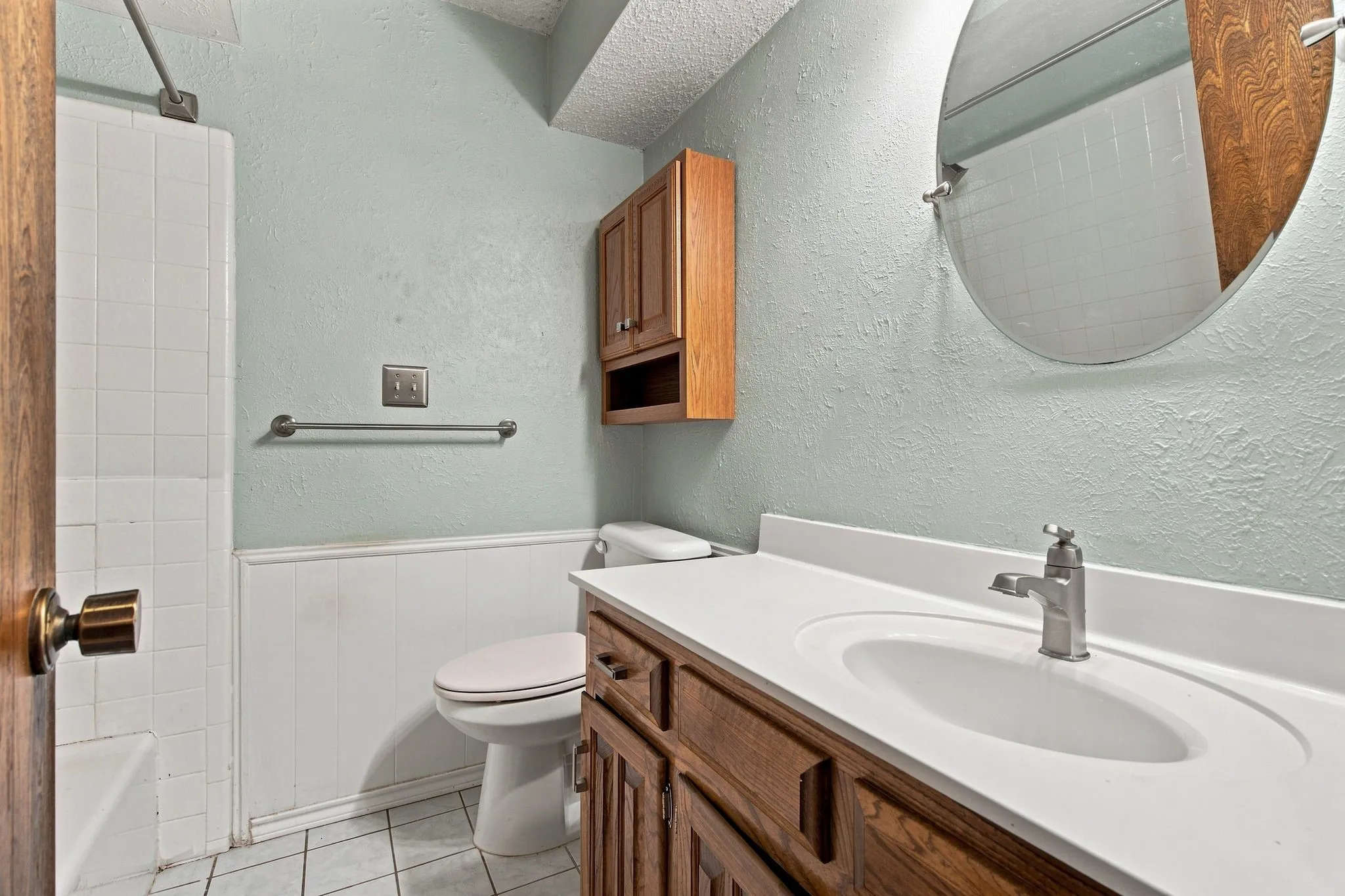 Single Family Residence For Sale in Tarrant County , 809 S Atkerson Lane, Euless, Texas 76040, 4 Bedroom, 2 Bathroom, 2 Garage spaces, 1,796 Sqft, built in 1975, mls#21362314, Real Estate Agent in Euless, Homes For Sale in Tarrant county, Homes For Sale in Euless, Realtor in Euless Texas, Real Estate Brokerage Independent Realty Texas, Luminita Cordes Realtor