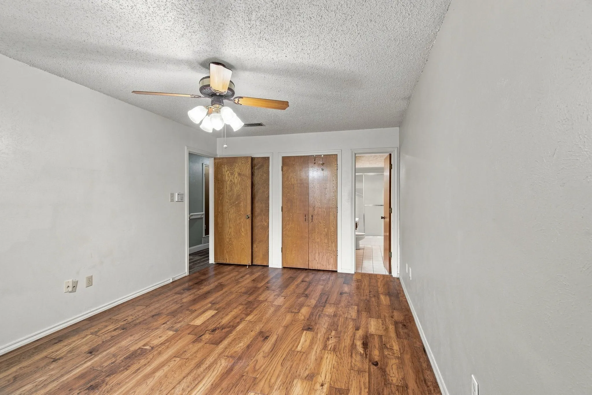 Single Family Residence For Sale in Tarrant County , 809 S Atkerson Lane, Euless, Texas 76040, 4 Bedroom, 2 Bathroom, 2 Garage spaces, 1,796 Sqft, built in 1975, mls#21362314, Real Estate Agent in Euless, Homes For Sale in Tarrant county, Homes For Sale in Euless, Realtor in Euless Texas, Real Estate Brokerage Independent Realty Texas, Luminita Cordes Realtor