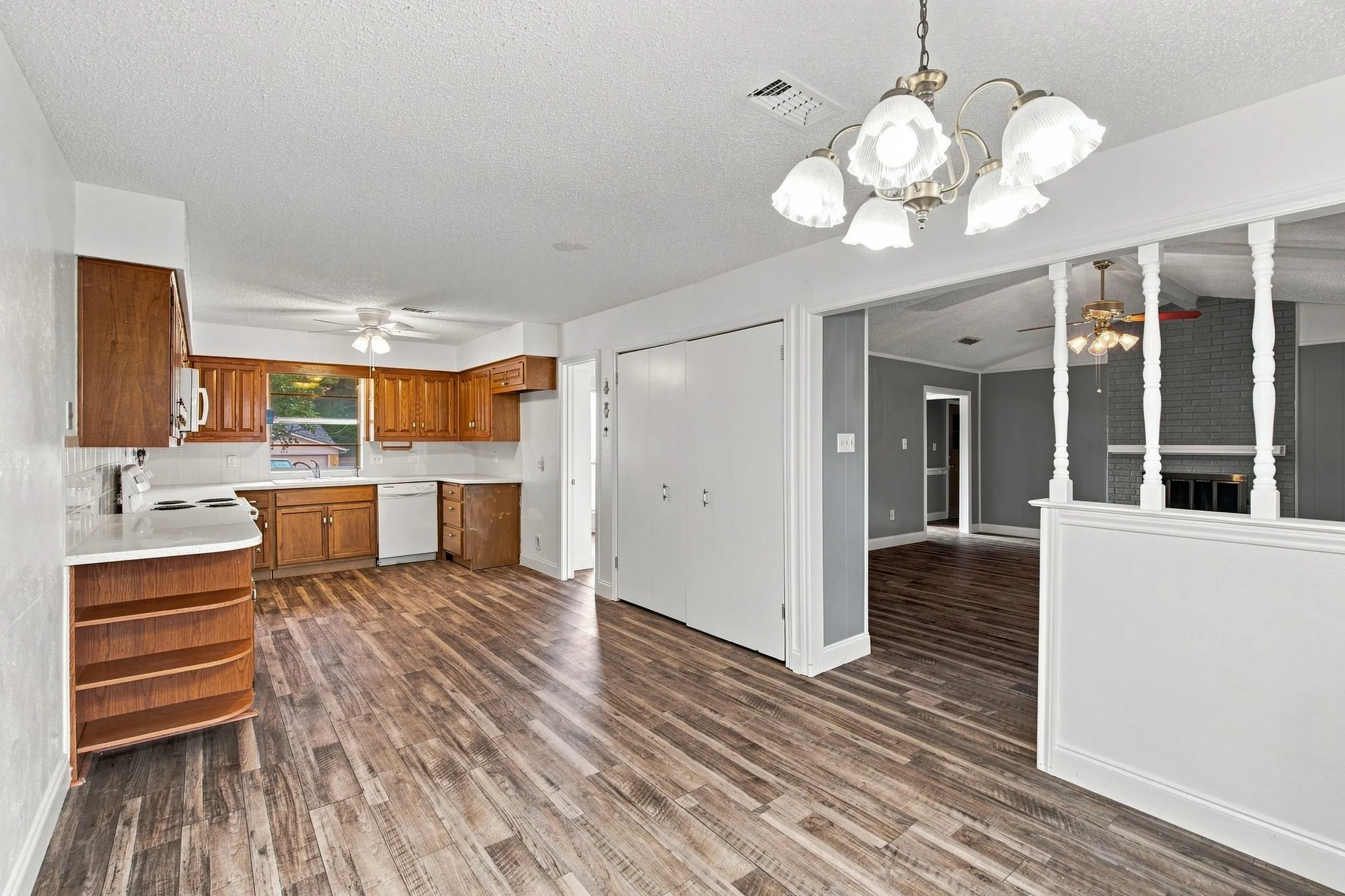 Single Family Residence For Sale in Tarrant County , 809 S Atkerson Lane, Euless, Texas 76040, 4 Bedroom, 2 Bathroom, 2 Garage spaces, 1,796 Sqft, built in 1975, mls#21362314, Real Estate Agent in Euless, Homes For Sale in Tarrant county, Homes For Sale in Euless, Realtor in Euless Texas, Real Estate Brokerage Independent Realty Texas, Luminita Cordes Realtor