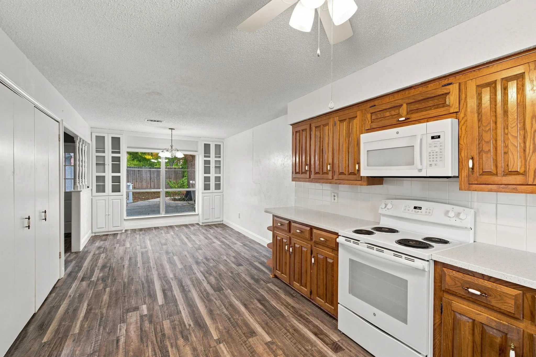 Single Family Residence For Sale in Tarrant County , 809 S Atkerson Lane, Euless, Texas 76040, 4 Bedroom, 2 Bathroom, 2 Garage spaces, 1,796 Sqft, built in 1975, mls#21362314, Real Estate Agent in Euless, Homes For Sale in Tarrant county, Homes For Sale in Euless, Realtor in Euless Texas, Real Estate Brokerage Independent Realty Texas, Luminita Cordes Realtor