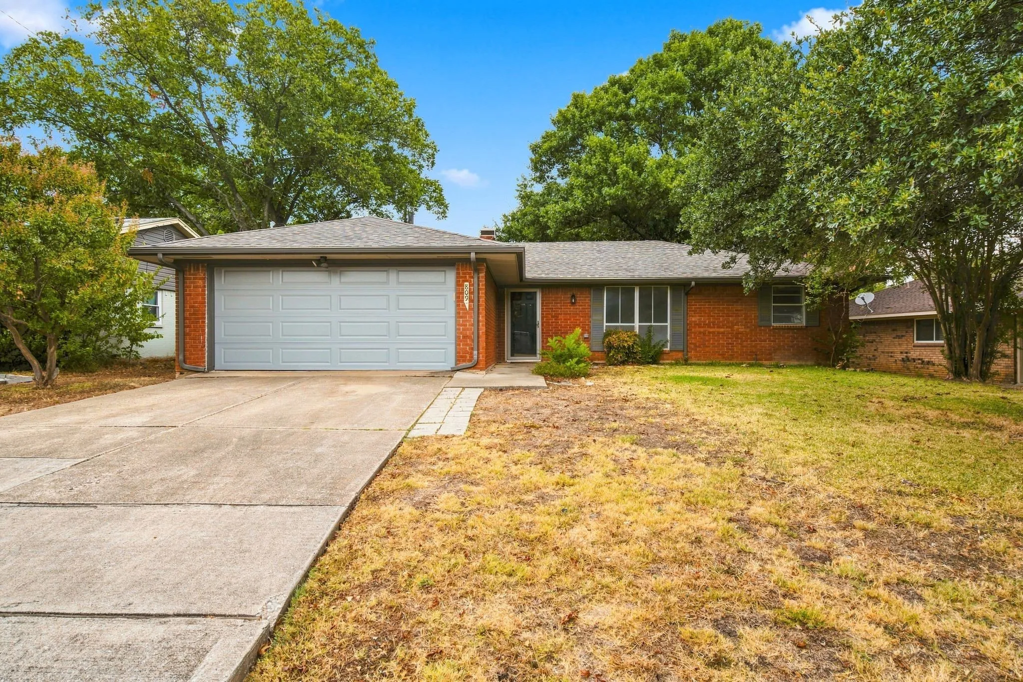 Single Family Residence For Sale in Tarrant County , 809 S Atkerson Lane, Euless, Texas 76040, 4 Bedroom, 2 Bathroom, 2 Garage spaces, 1,796 Sqft, built in 1975, mls#21362314, Real Estate Agent in Euless, Homes For Sale in Tarrant county, Homes For Sale in Euless, Realtor in Euless Texas, Real Estate Brokerage Independent Realty Texas, Luminita Cordes Realtor