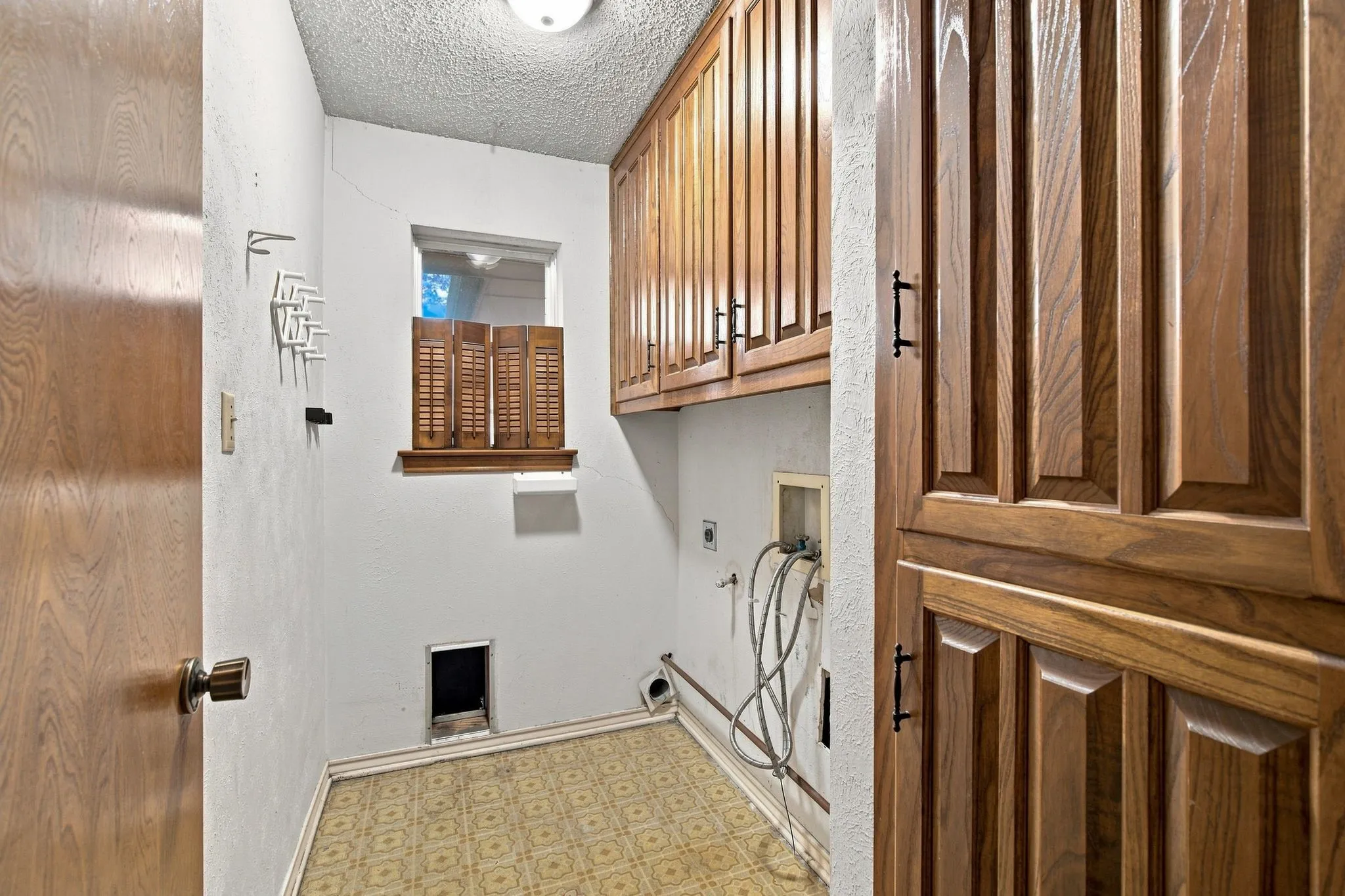 Single Family Residence For Sale in Tarrant County , 809 S Atkerson Lane, Euless, Texas 76040, 4 Bedroom, 2 Bathroom, 2 Garage spaces, 1,796 Sqft, built in 1975, mls#21362314, Real Estate Agent in Euless, Homes For Sale in Tarrant county, Homes For Sale in Euless, Realtor in Euless Texas, Real Estate Brokerage Independent Realty Texas, Luminita Cordes Realtor