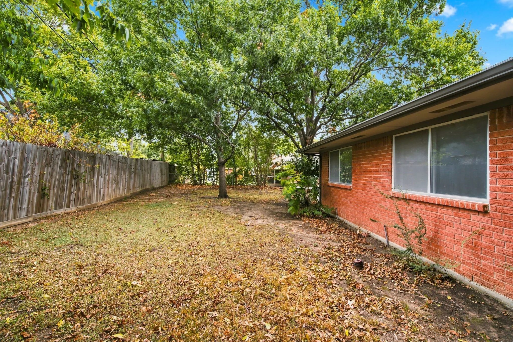 Single Family Residence For Sale in Tarrant County , 809 S Atkerson Lane, Euless, Texas 76040, 4 Bedroom, 2 Bathroom, 2 Garage spaces, 1,796 Sqft, built in 1975, mls#21362314, Real Estate Agent in Euless, Homes For Sale in Tarrant county, Homes For Sale in Euless, Realtor in Euless Texas, Real Estate Brokerage Independent Realty Texas, Luminita Cordes Realtor