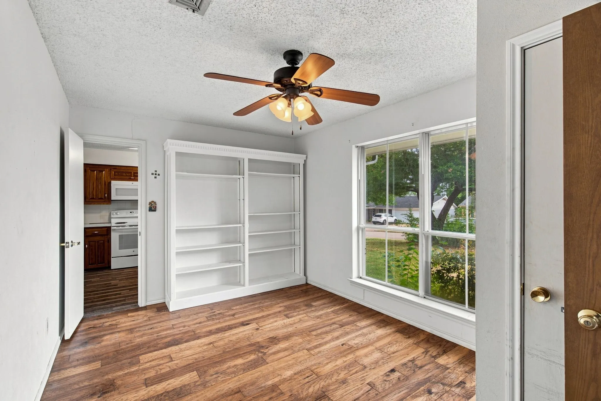 Single Family Residence For Sale in Tarrant County , 809 S Atkerson Lane, Euless, Texas 76040, 4 Bedroom, 2 Bathroom, 2 Garage spaces, 1,796 Sqft, built in 1975, mls#21362314, Real Estate Agent in Euless, Homes For Sale in Tarrant county, Homes For Sale in Euless, Realtor in Euless Texas, Real Estate Brokerage Independent Realty Texas, Luminita Cordes Realtor