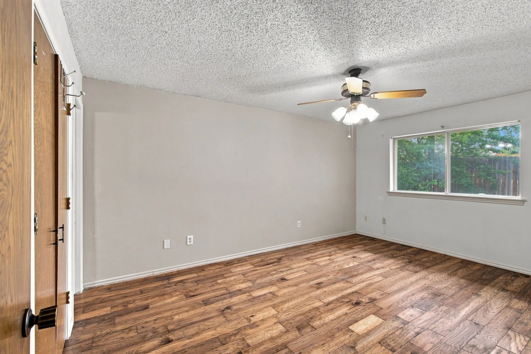 Single Family Residence For Sale in Tarrant County , 809 S Atkerson Lane, Euless, Texas 76040, 4 Bedroom, 2 Bathroom, 2 Garage spaces, 1,796 Sqft, built in 1975, mls#21362314, Real Estate Agent in Euless, Homes For Sale in Tarrant county, Homes For Sale in Euless, Realtor in Euless Texas, Real Estate Brokerage Independent Realty Texas, Luminita Cordes Realtor