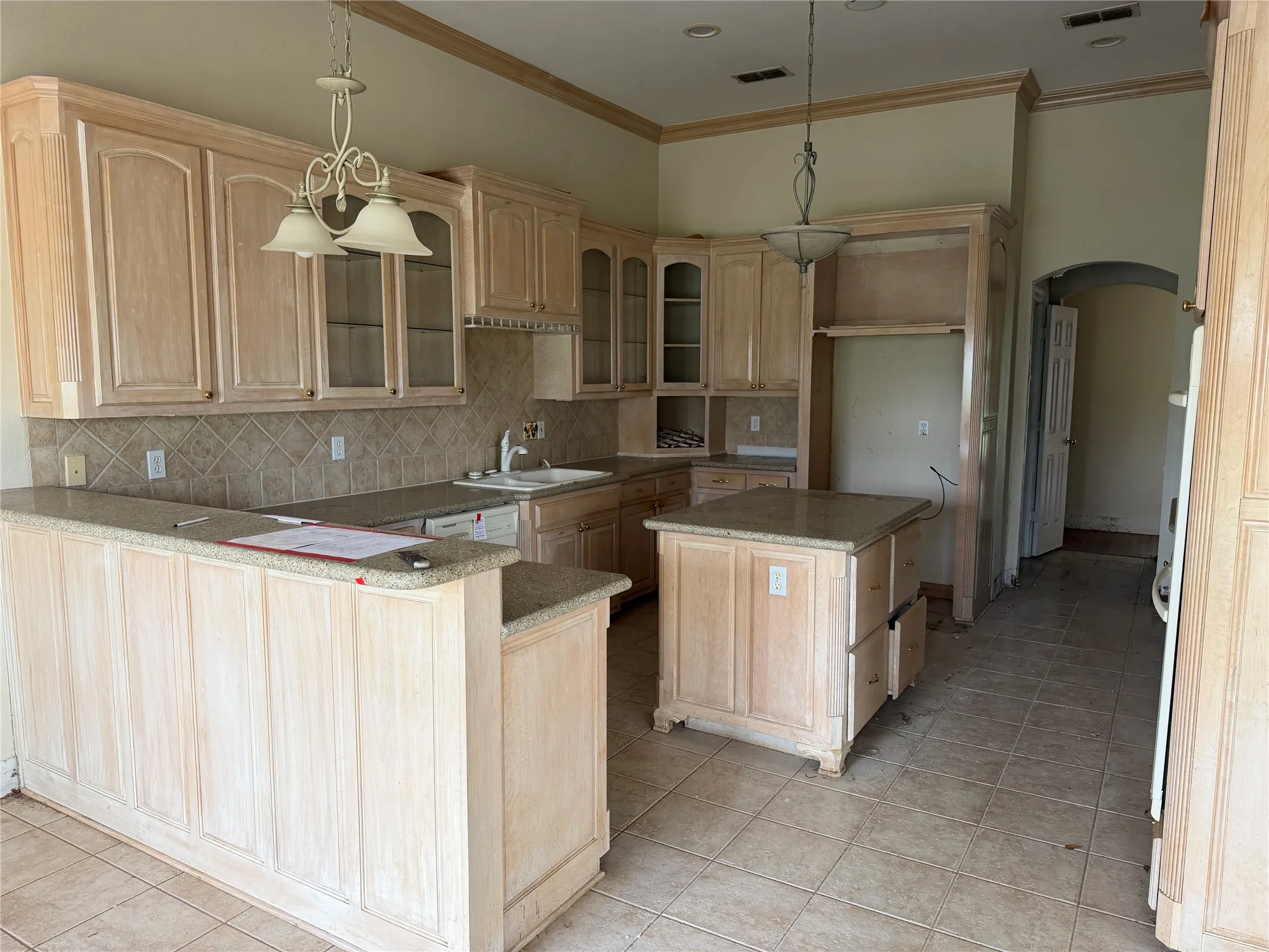 Single Family Residence For Sale in Gregg County , 120 Burton Street, Longview, Texas 75603, 4 Bedroom, 4 Bathroom, 3 Garage spaces, 3,547 Sqft, built in 2001, Price $315,000, mls#21362318, Real Estate Agent in Longview, Homes For Sale in Gregg county, Homes For Sale in Longview, Realtor in Longview Texas, Real Estate Brokerage Independent Realty Texas, Luminita Cordes Realtor