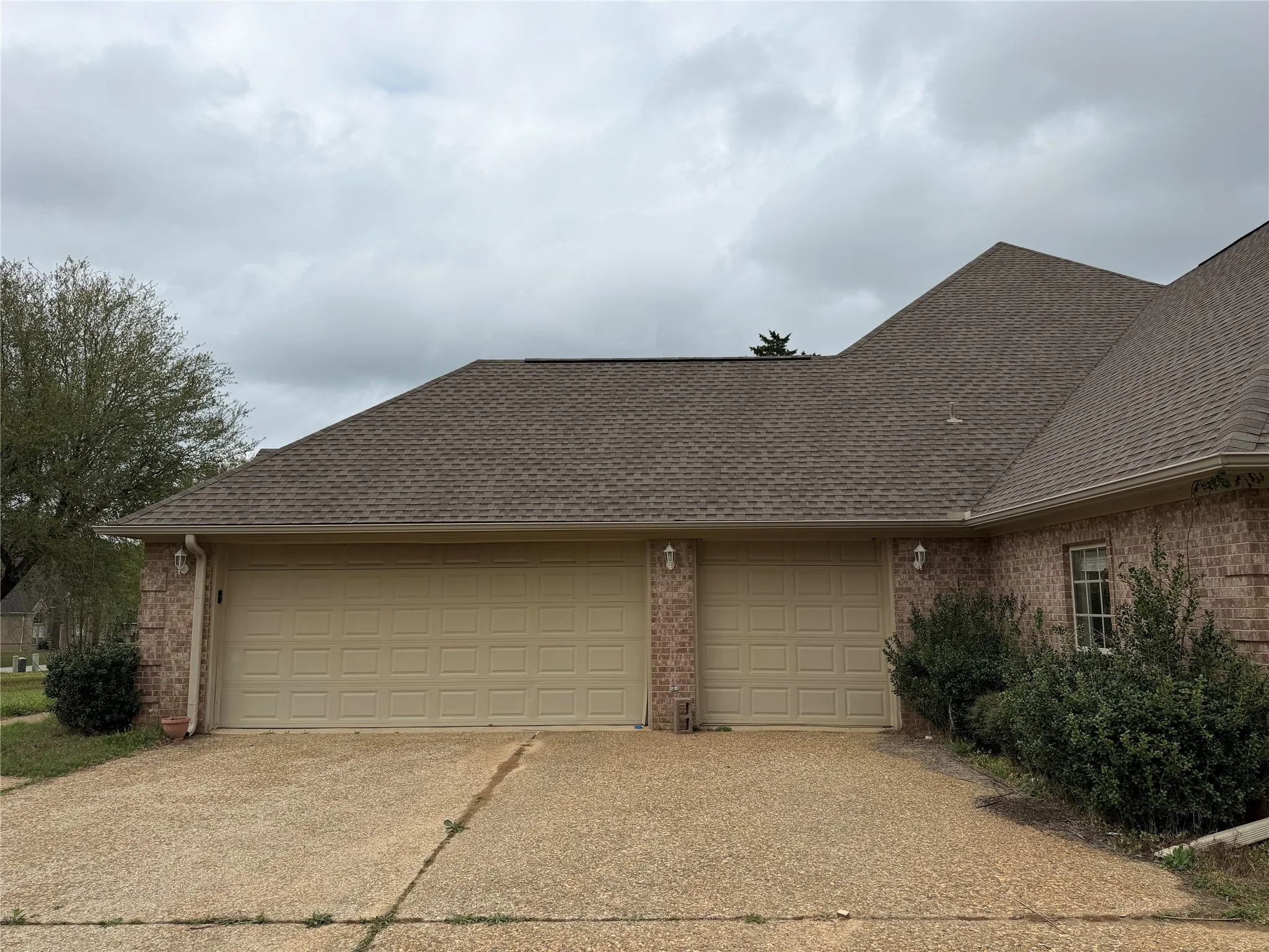 Single Family Residence For Sale in Gregg County , 120 Burton Street, Longview, Texas 75603, 4 Bedroom, 4 Bathroom, 3 Garage spaces, 3,547 Sqft, built in 2001, Price $315,000, mls#21362318, Real Estate Agent in Longview, Homes For Sale in Gregg county, Homes For Sale in Longview, Realtor in Longview Texas, Real Estate Brokerage Independent Realty Texas, Luminita Cordes Realtor