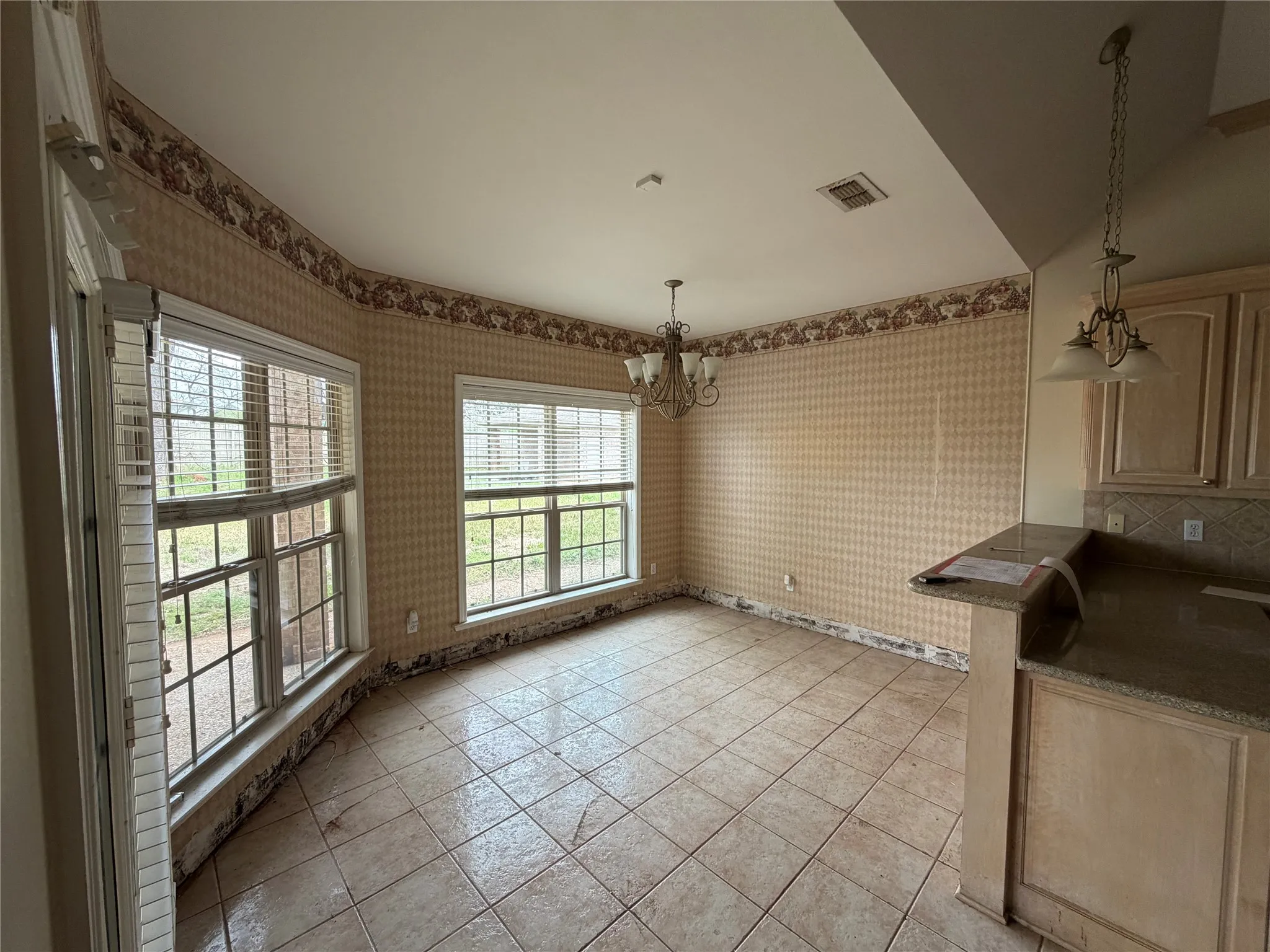 Single Family Residence For Sale in Gregg County , 120 Burton Street, Longview, Texas 75603, 4 Bedroom, 4 Bathroom, 3 Garage spaces, 3,547 Sqft, built in 2001, Price $315,000, mls#21362318, Real Estate Agent in Longview, Homes For Sale in Gregg county, Homes For Sale in Longview, Realtor in Longview Texas, Real Estate Brokerage Independent Realty Texas, Luminita Cordes Realtor